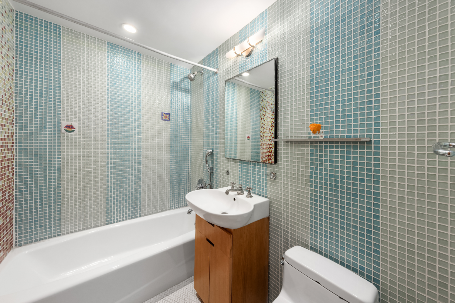 200 East 24th Street Unit: 307