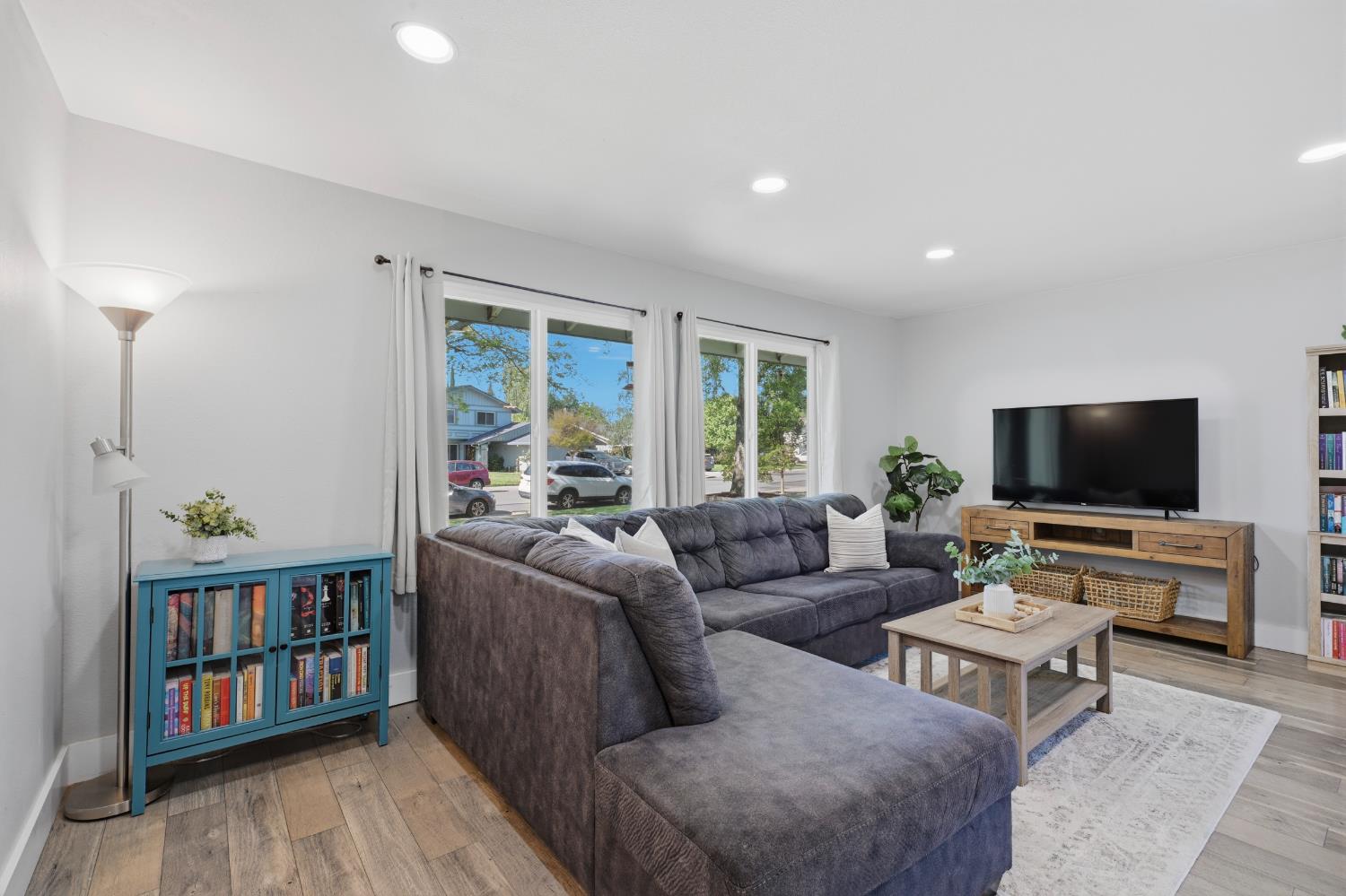 8128 Canyon Oak Drive