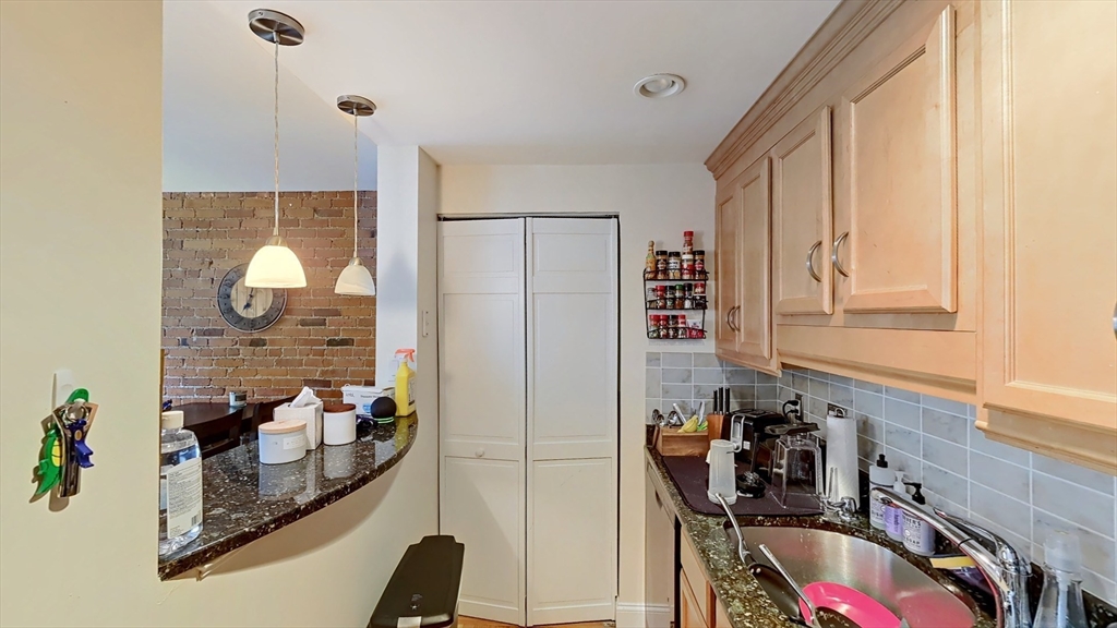 78 Gainsborough Street # 203E