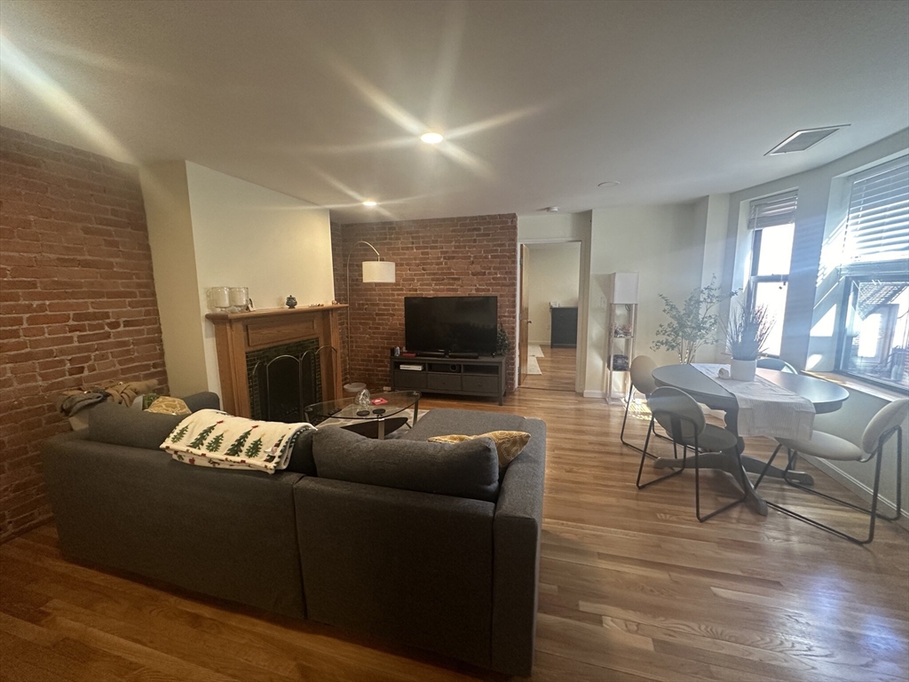87 Gainsborough Street # 305