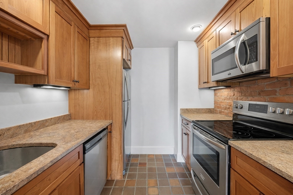 111 Gainsborough Street # 404