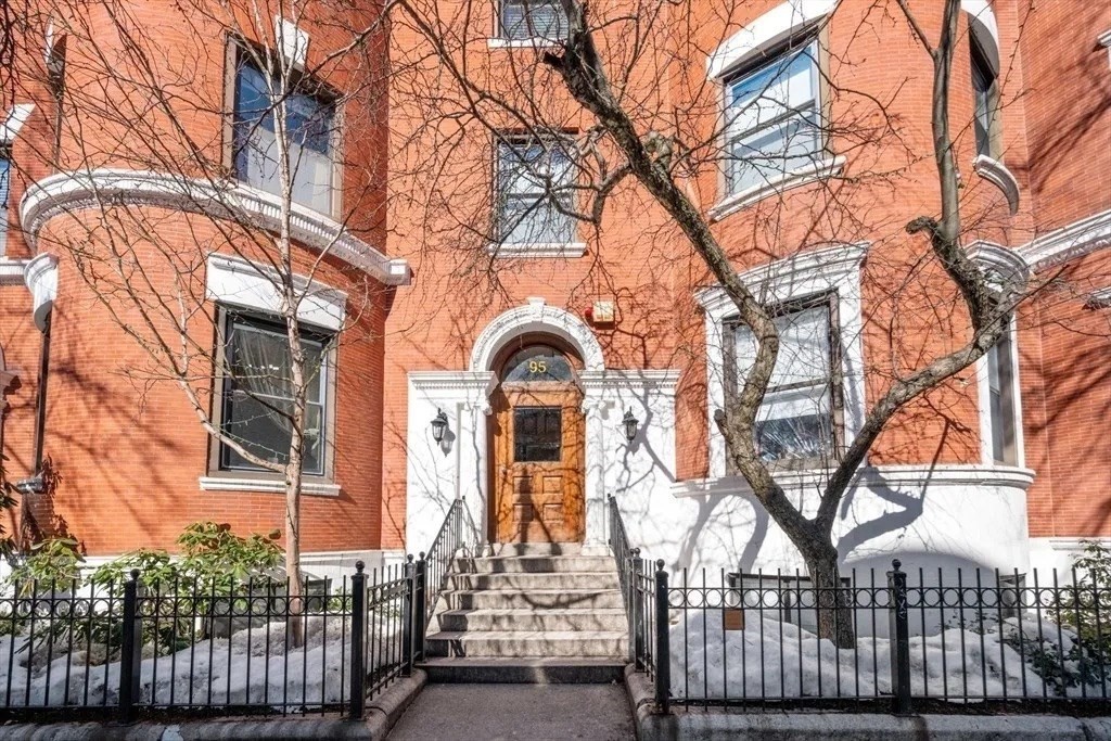 95 Gainsborough Street # 307