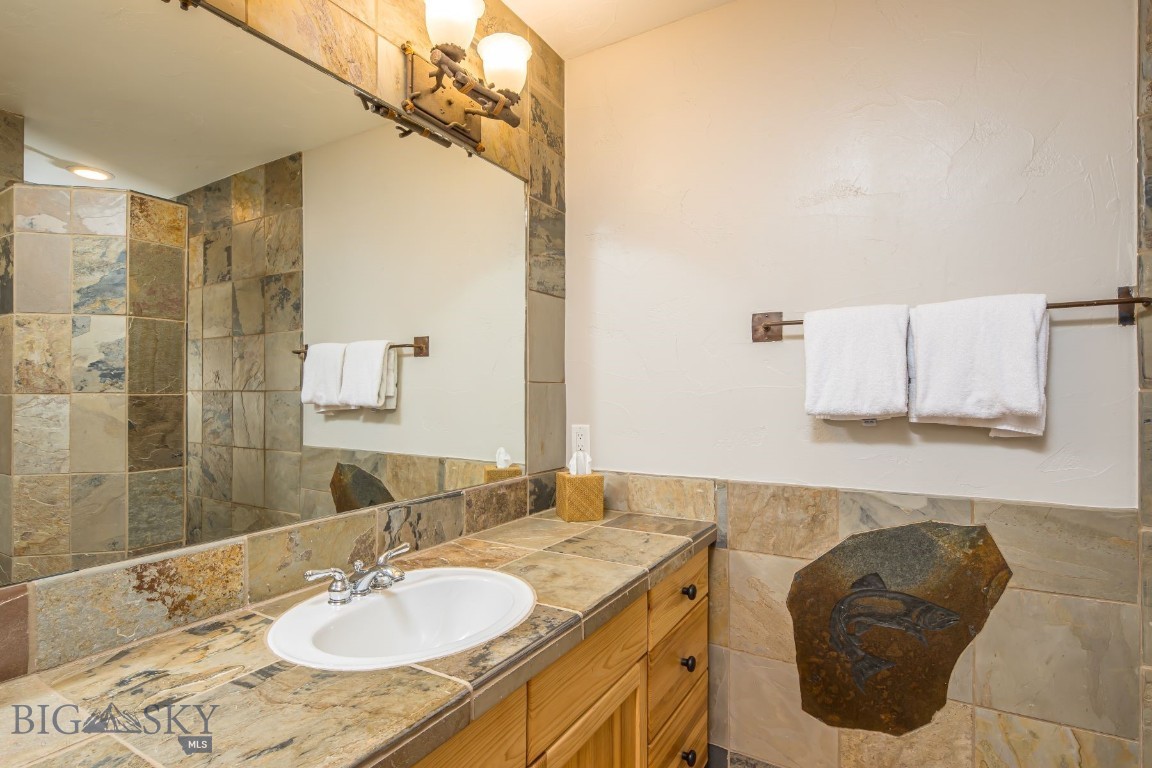 12 Lower Saddle Ridge Road R2