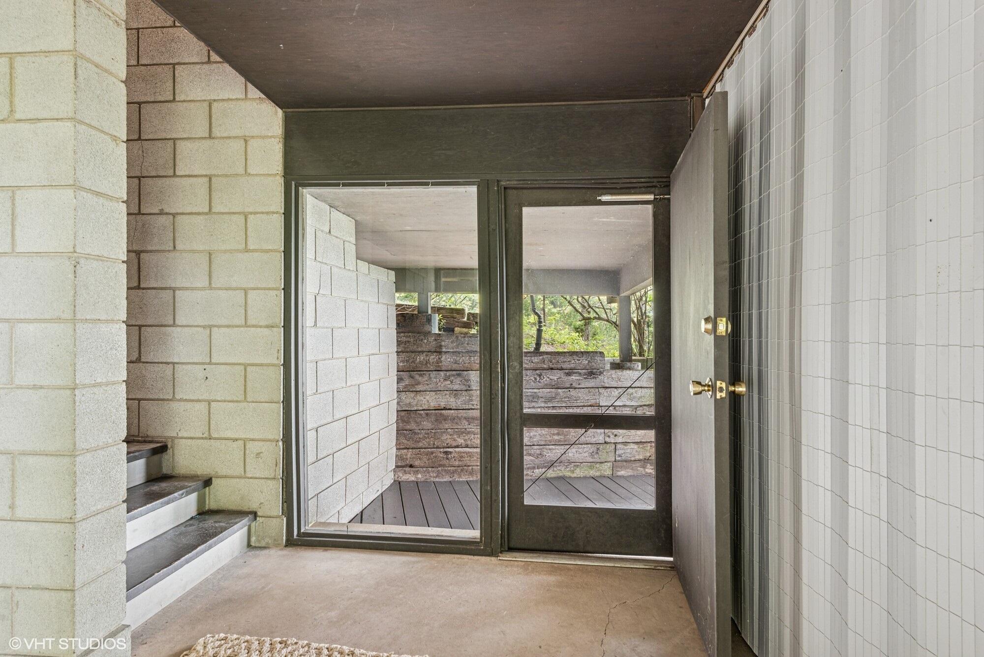 609 E Lake Front Drive