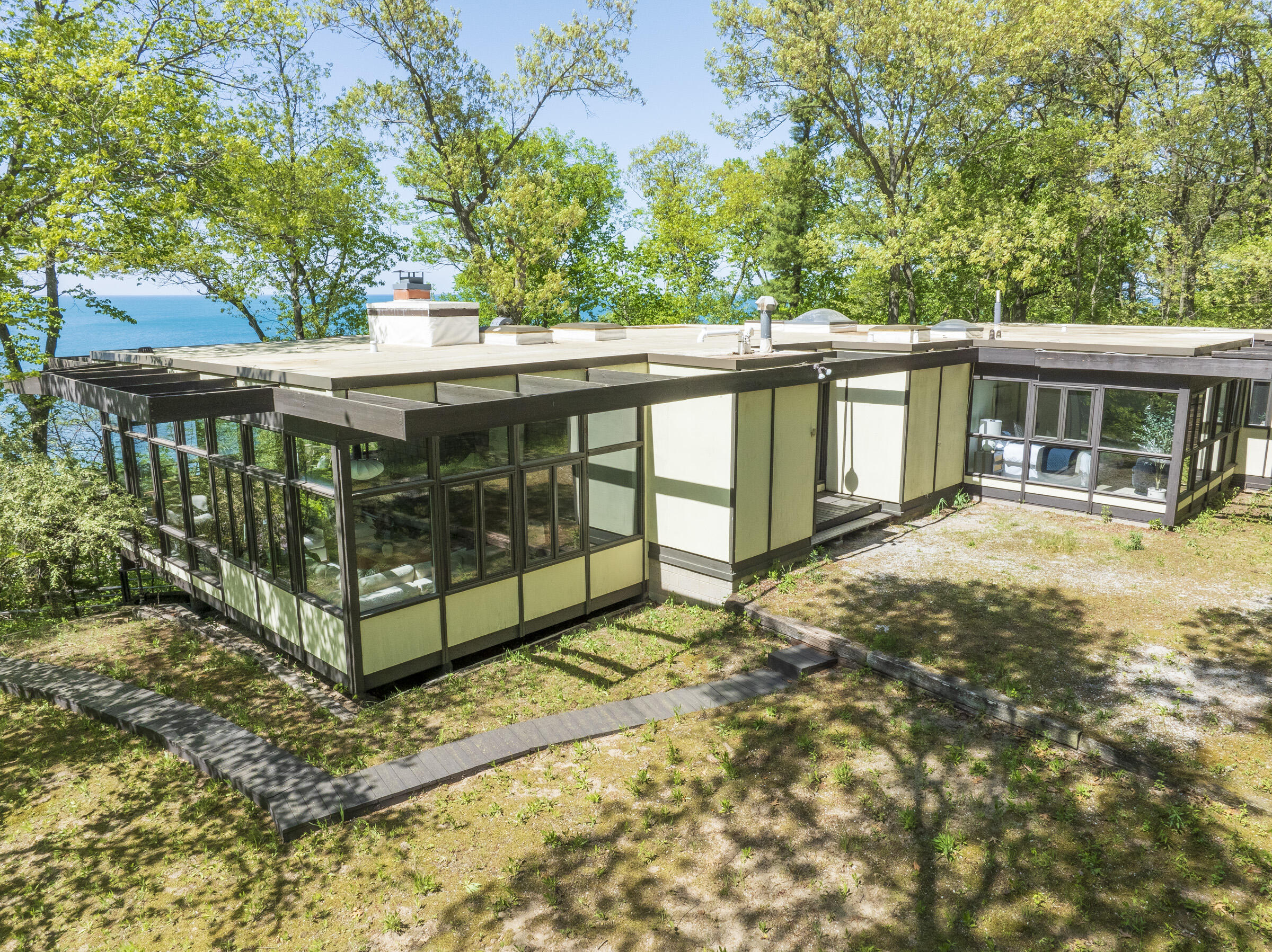 609 E Lake Front Drive