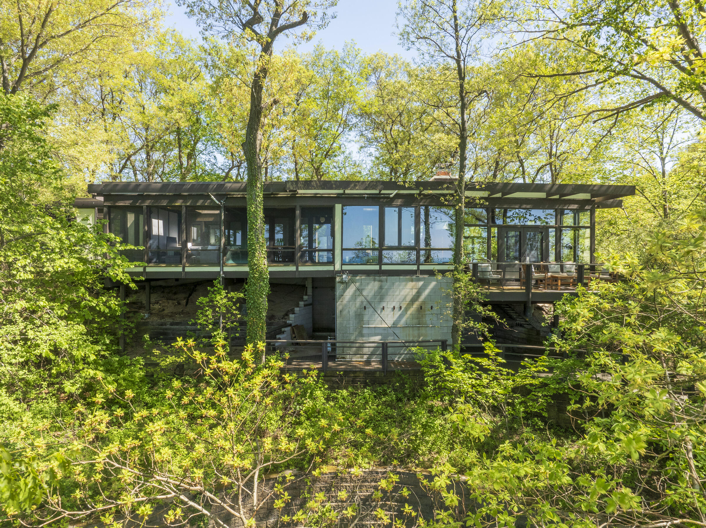 609 E Lake Front Drive