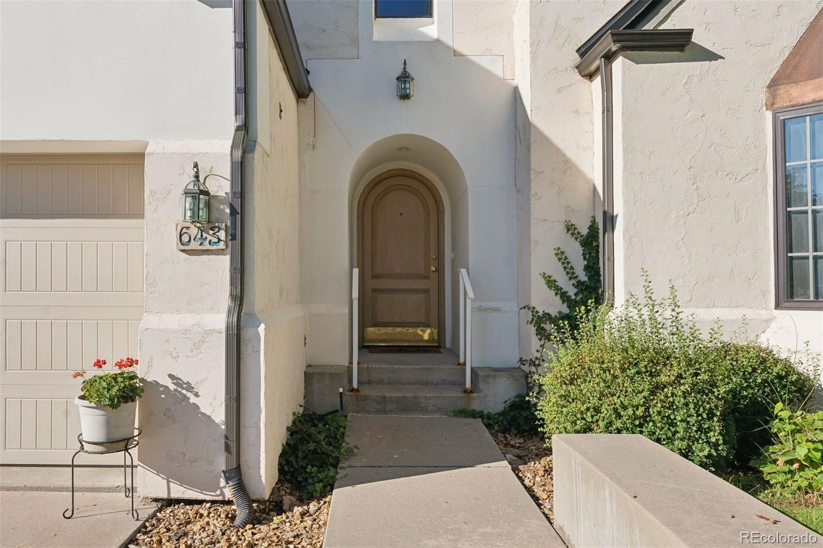 643 La Bourgade Point