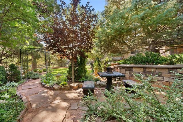 4 Springdowns Way