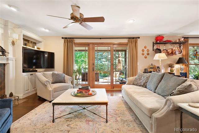 4 Springdowns Way