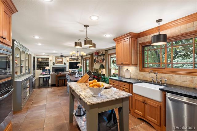 4 Springdowns Way