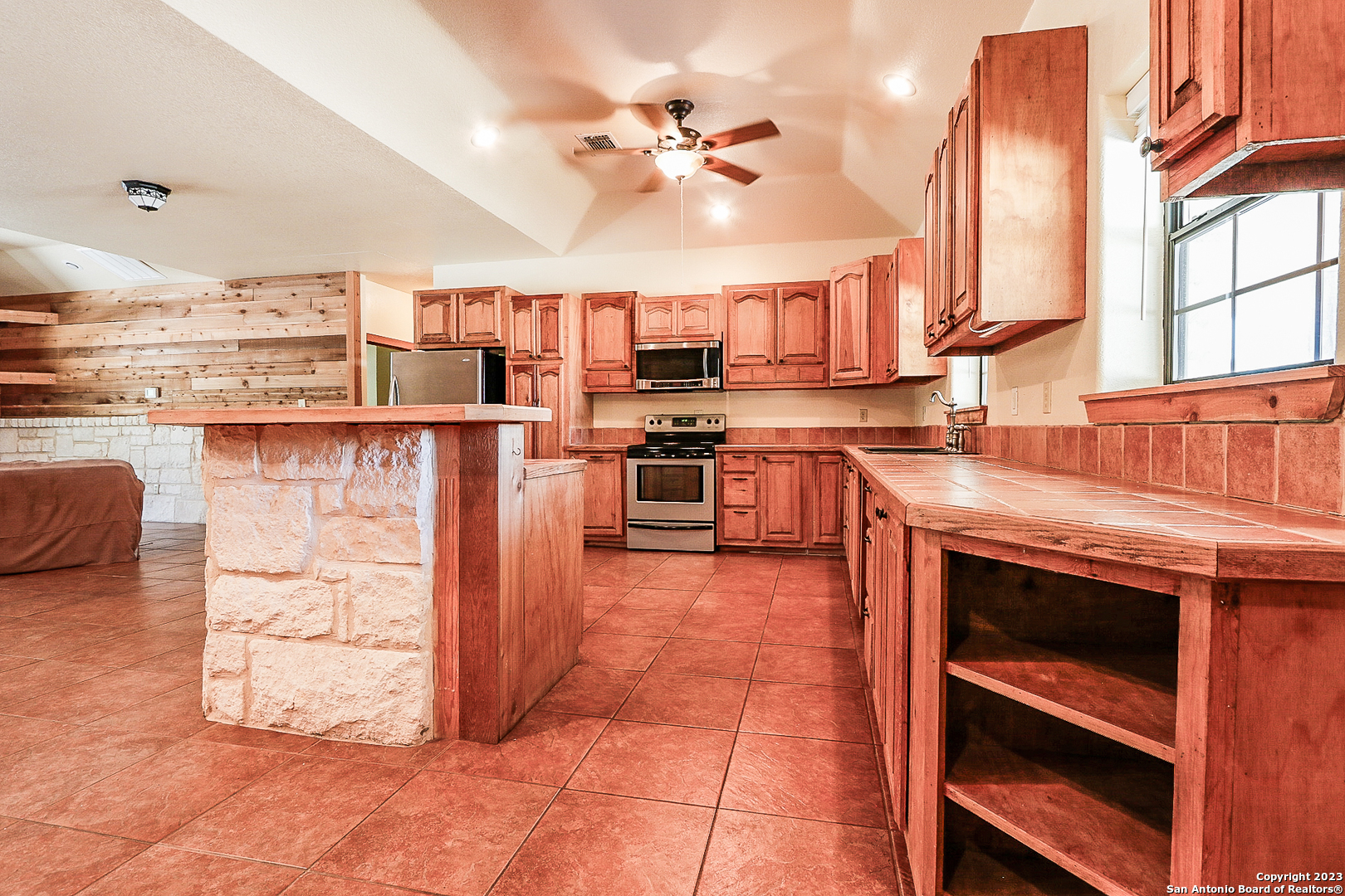1058 FAIRWAY CIR