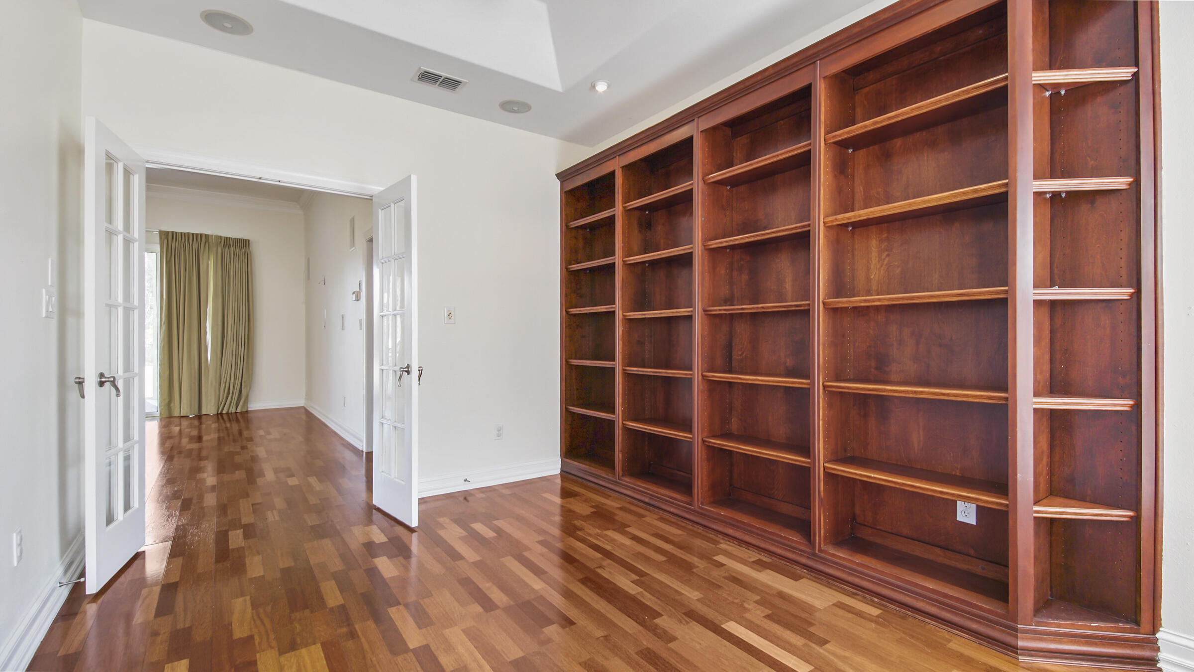 538 W Club House Drive