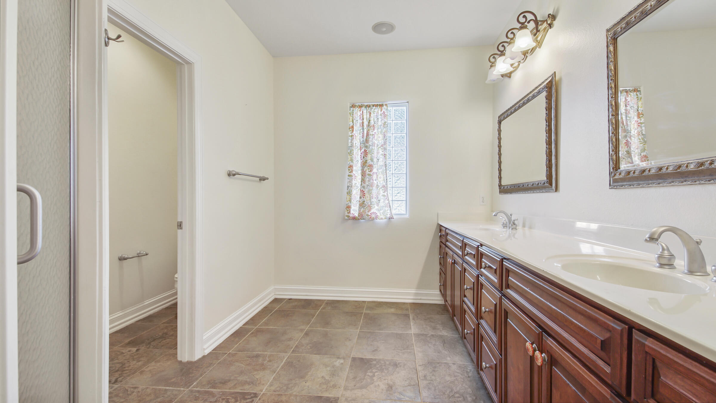 538 W Club House Drive