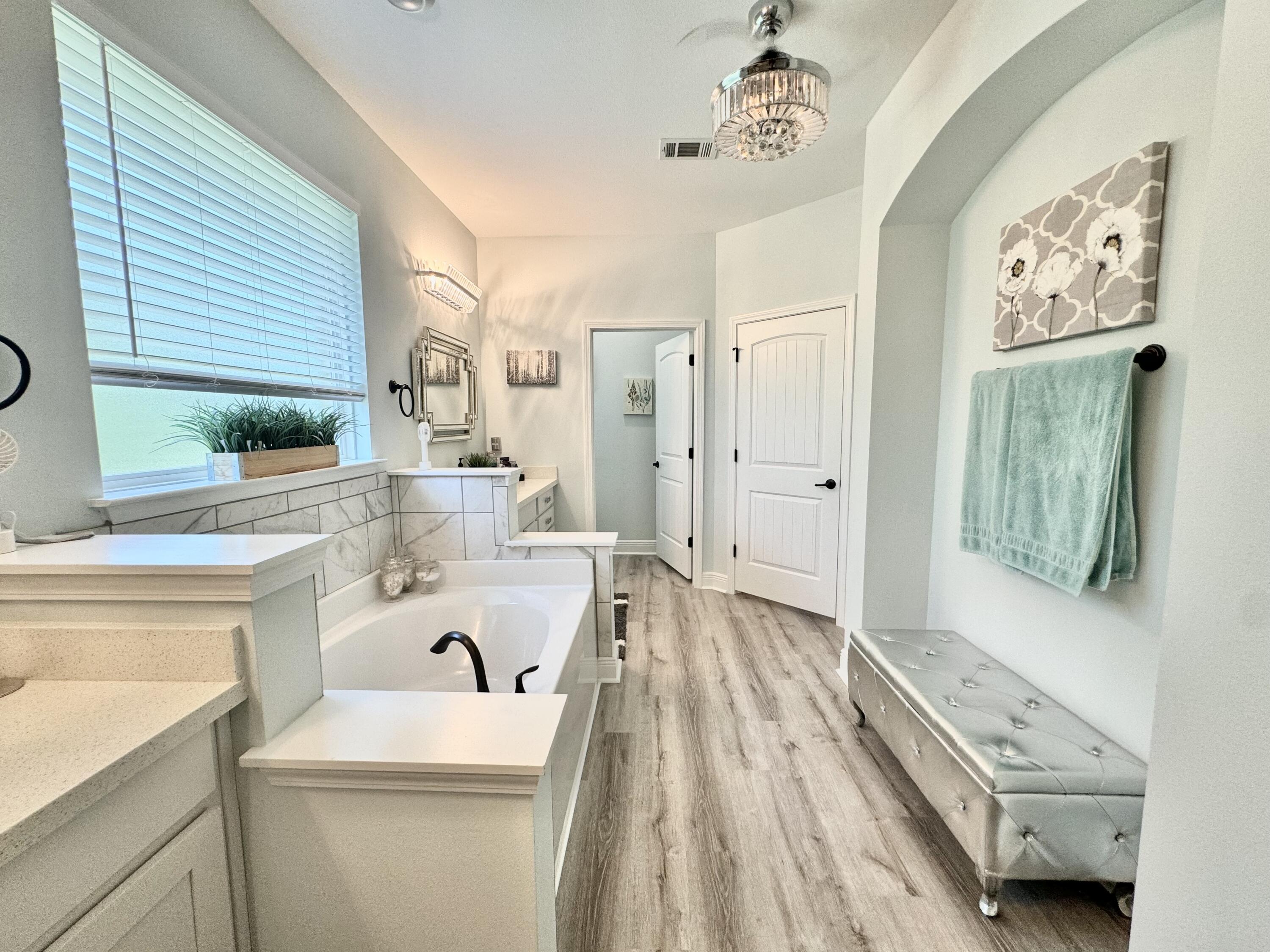 513 W Club House Drive