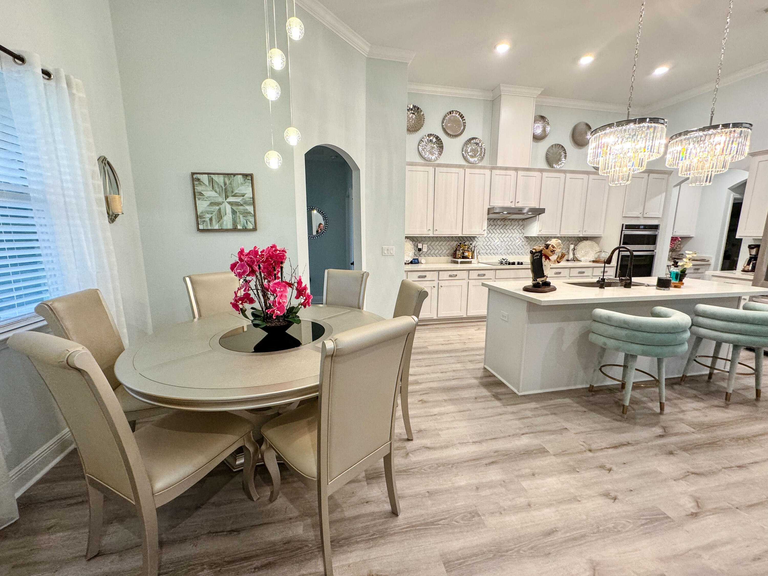 513 W Club House Drive