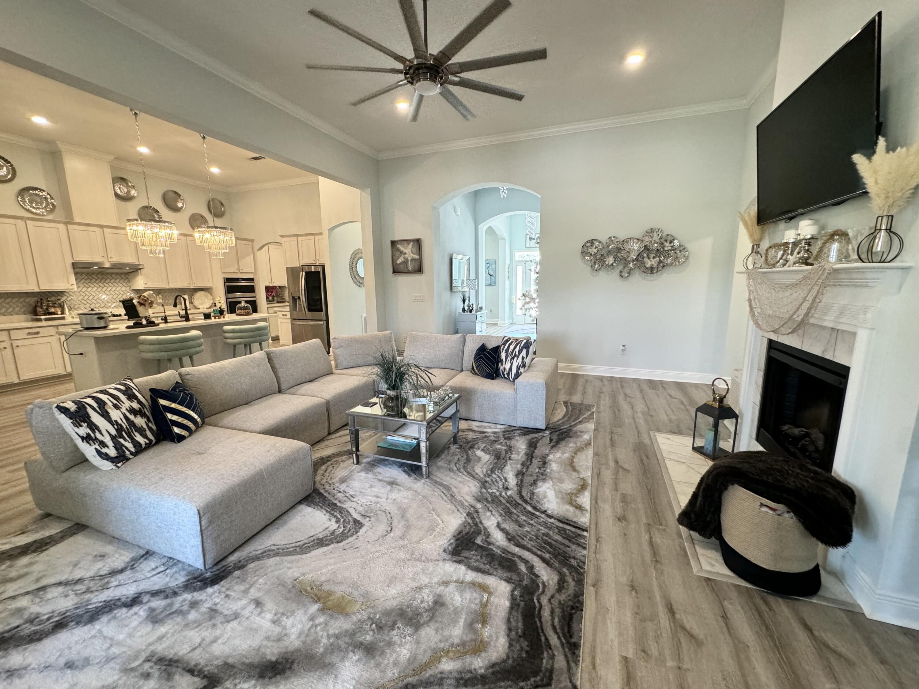 513 W Club House Drive