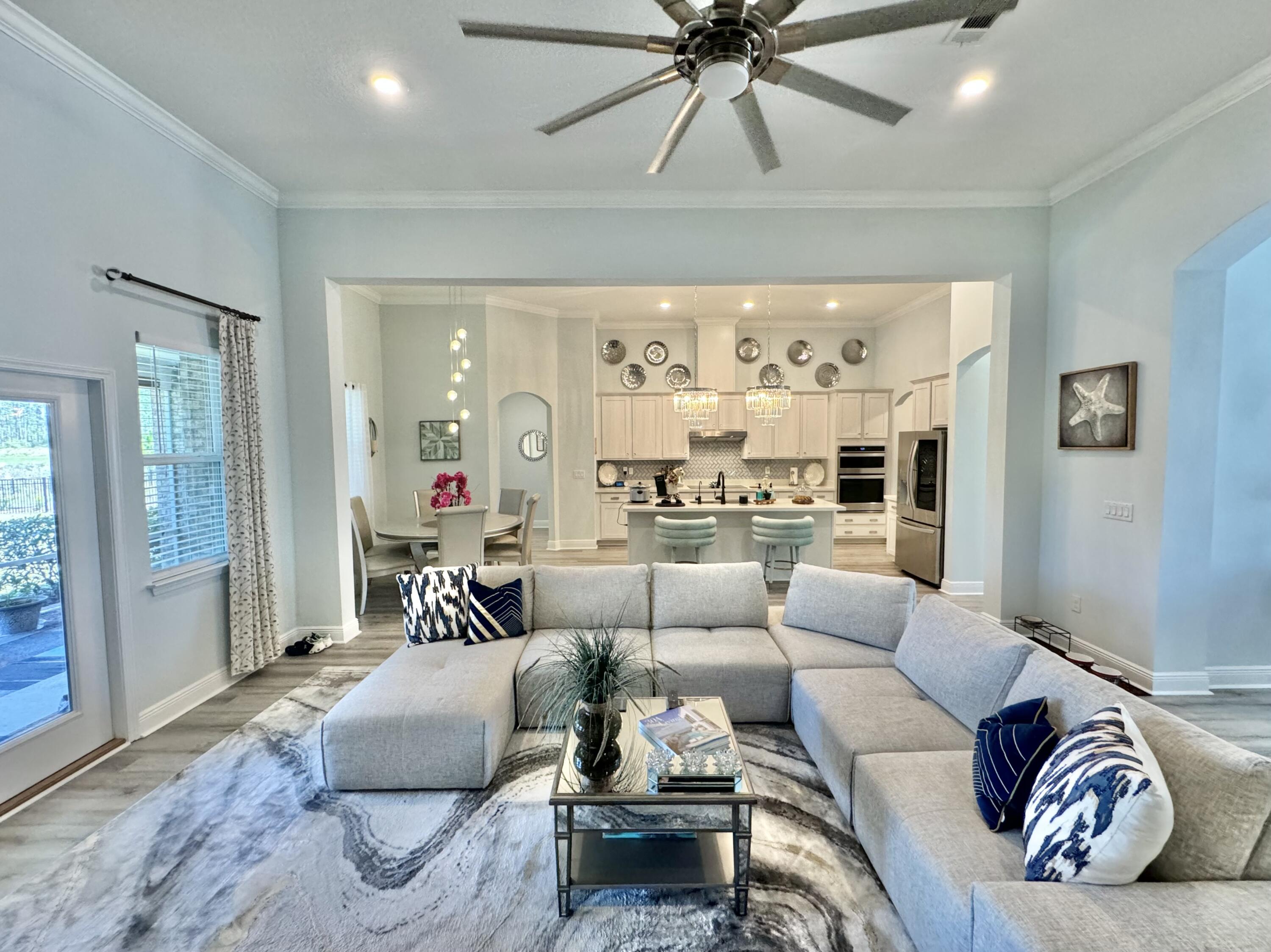 513 W Club House Drive