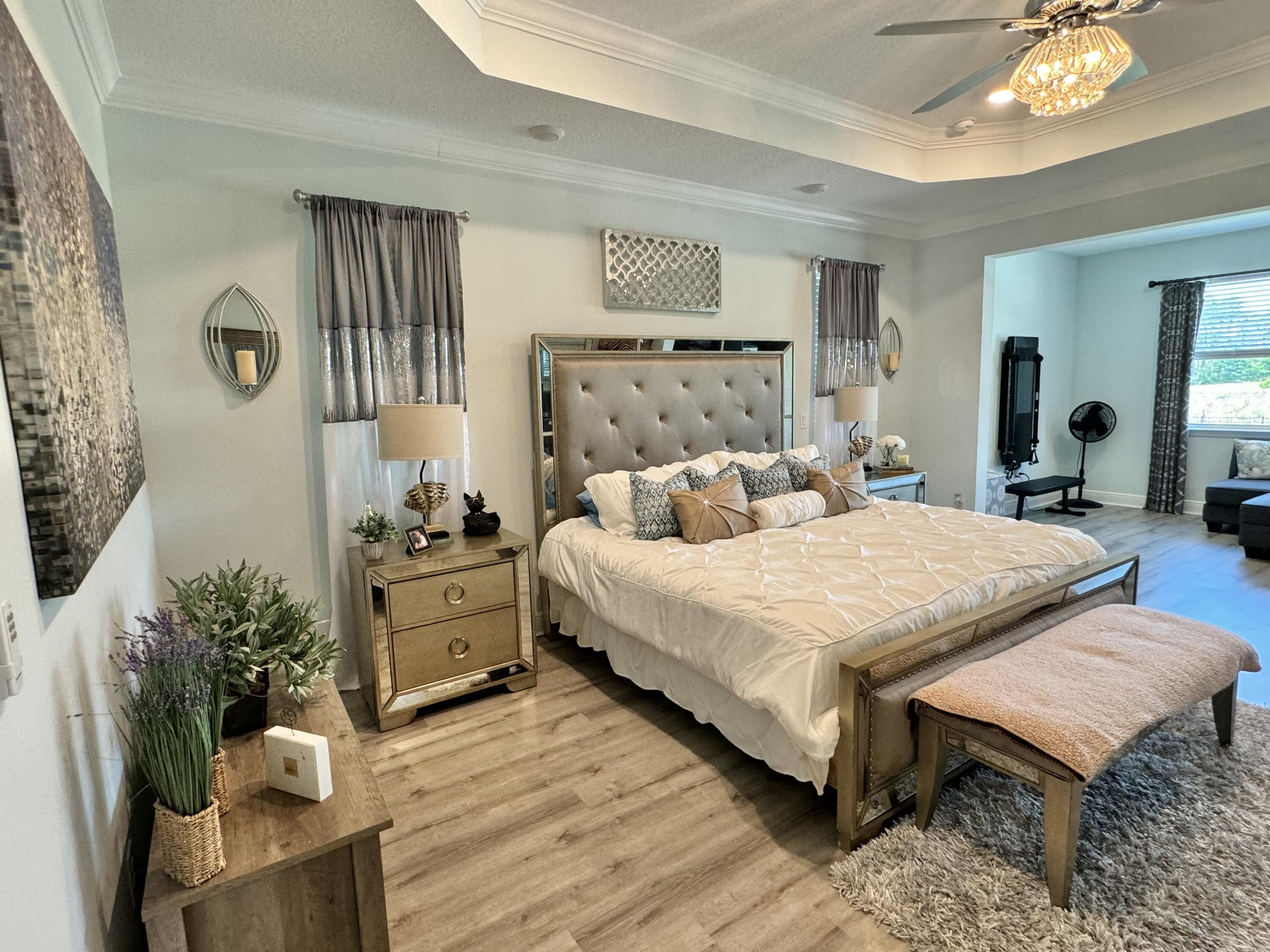 513 W Club House Drive