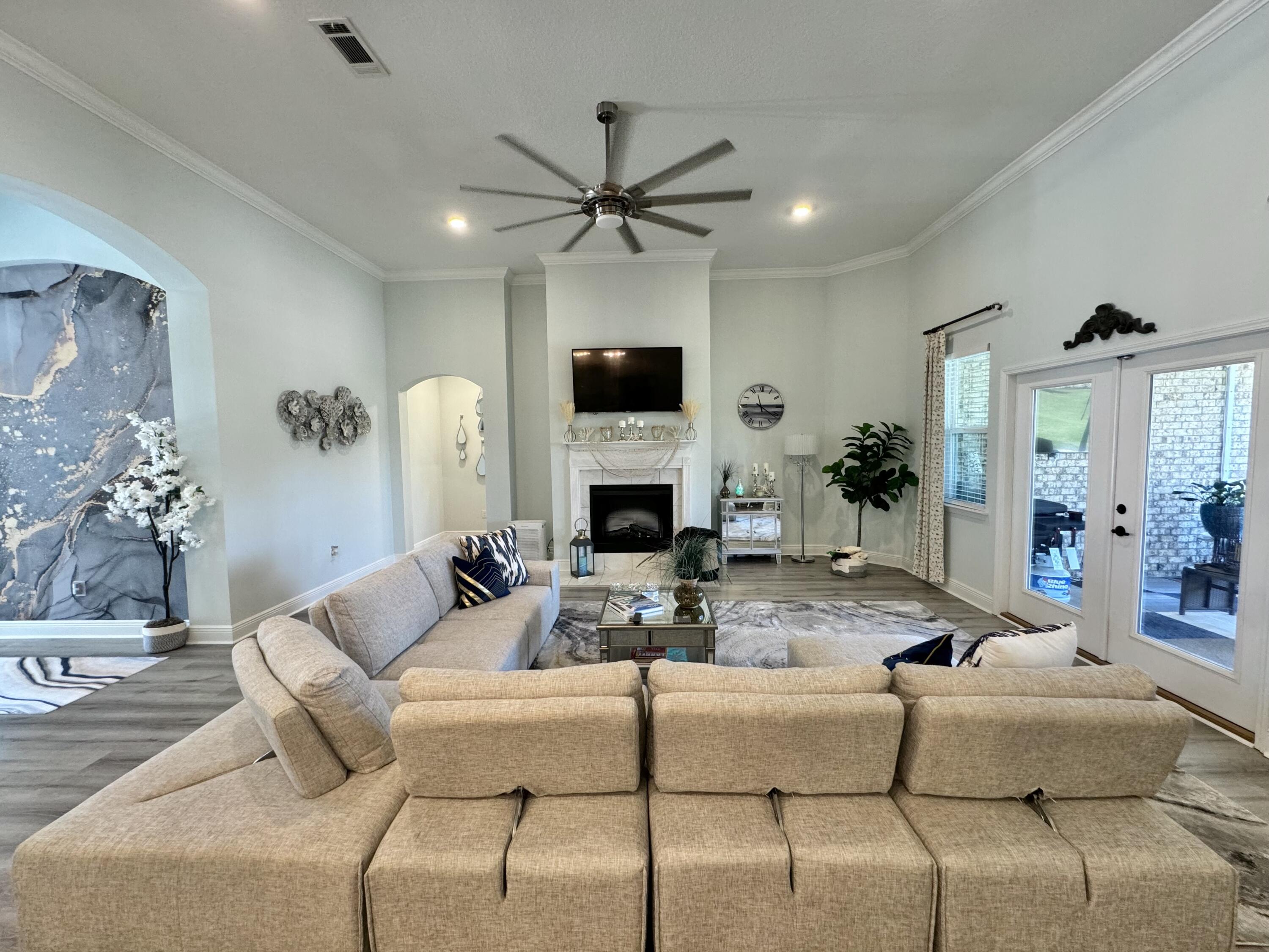 513 W Club House Drive