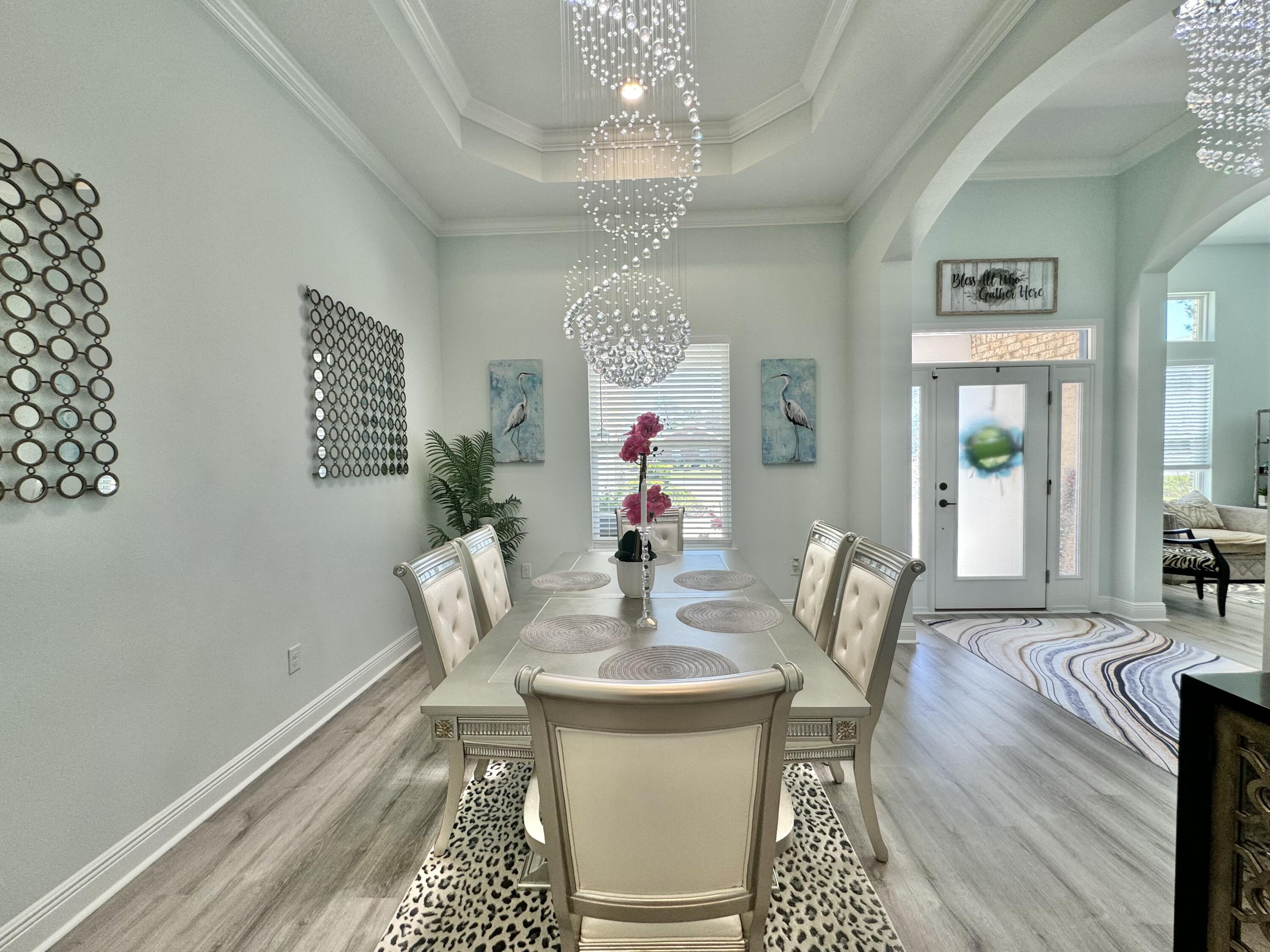 513 W Club House Drive