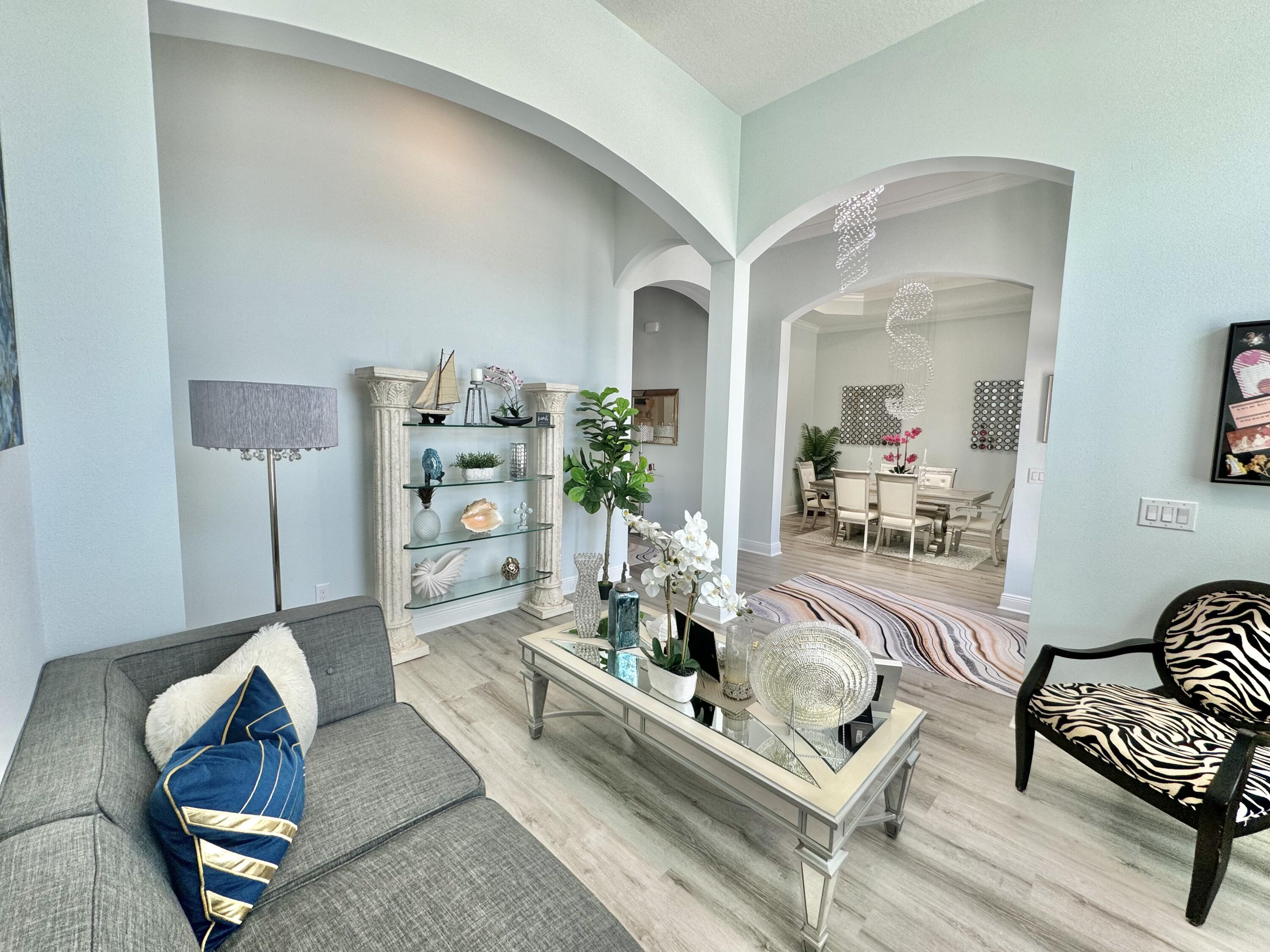 513 W Club House Drive