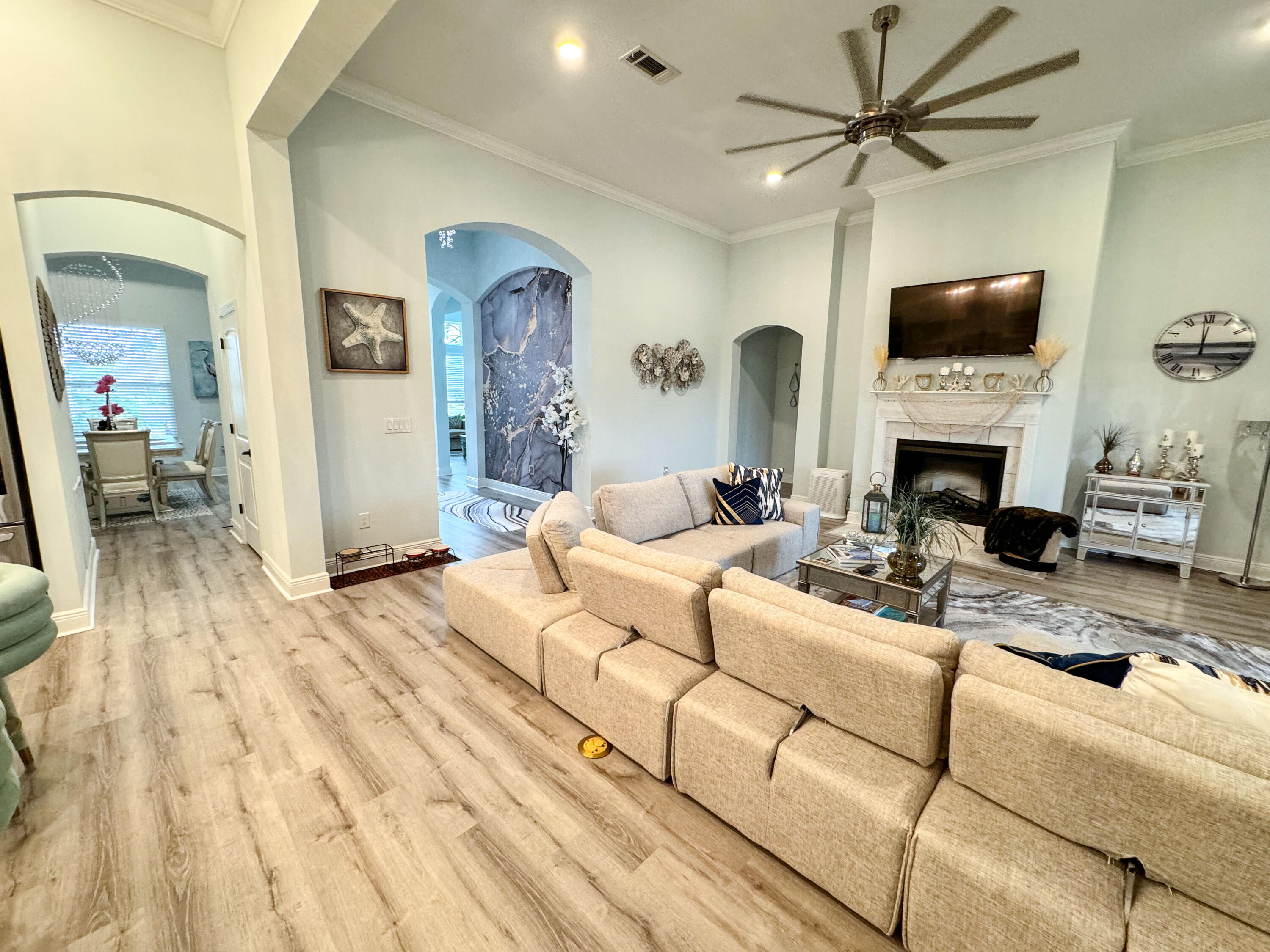 513 W Club House Drive