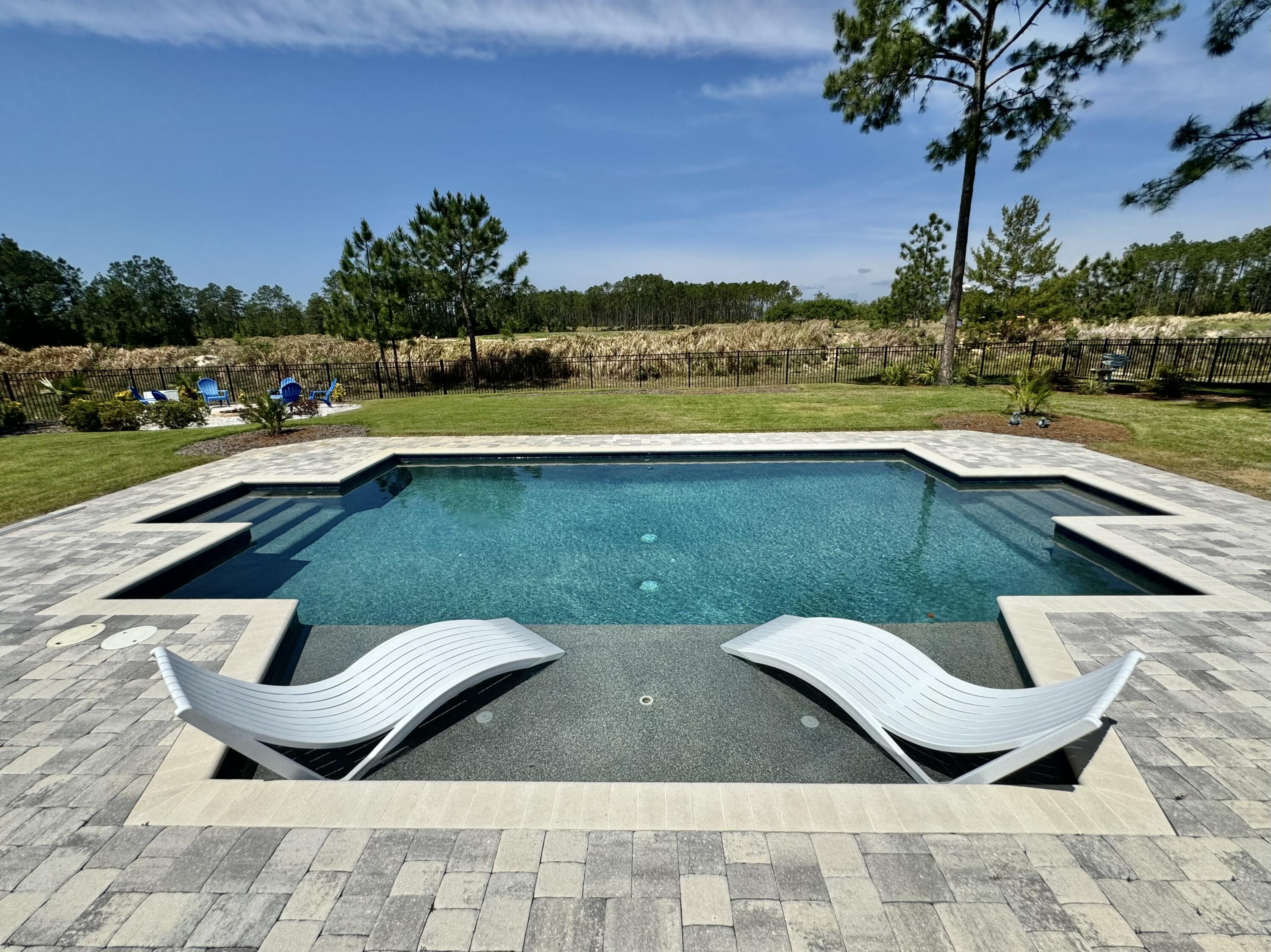 513 W Club House Drive