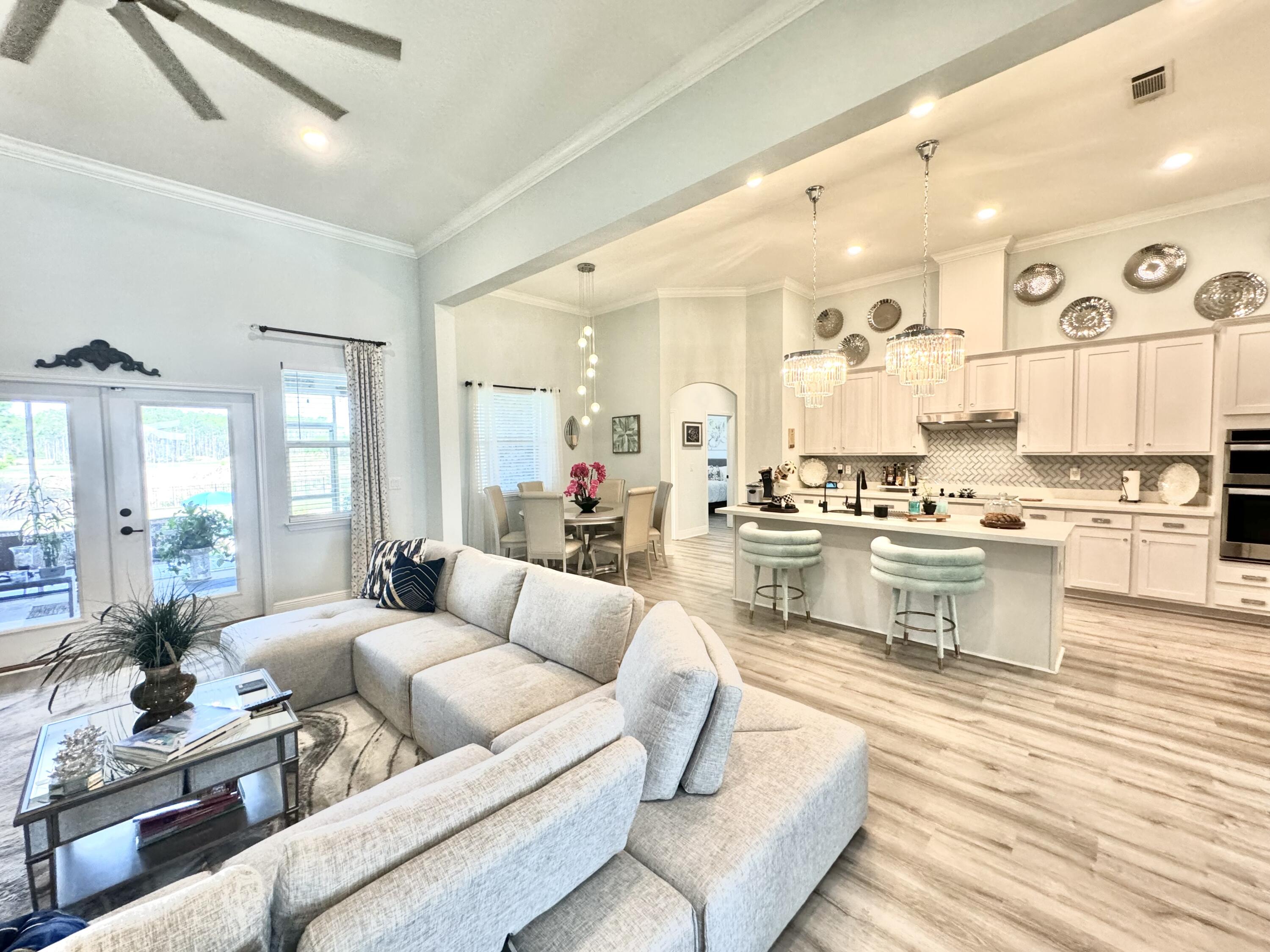 513 W Club House Drive