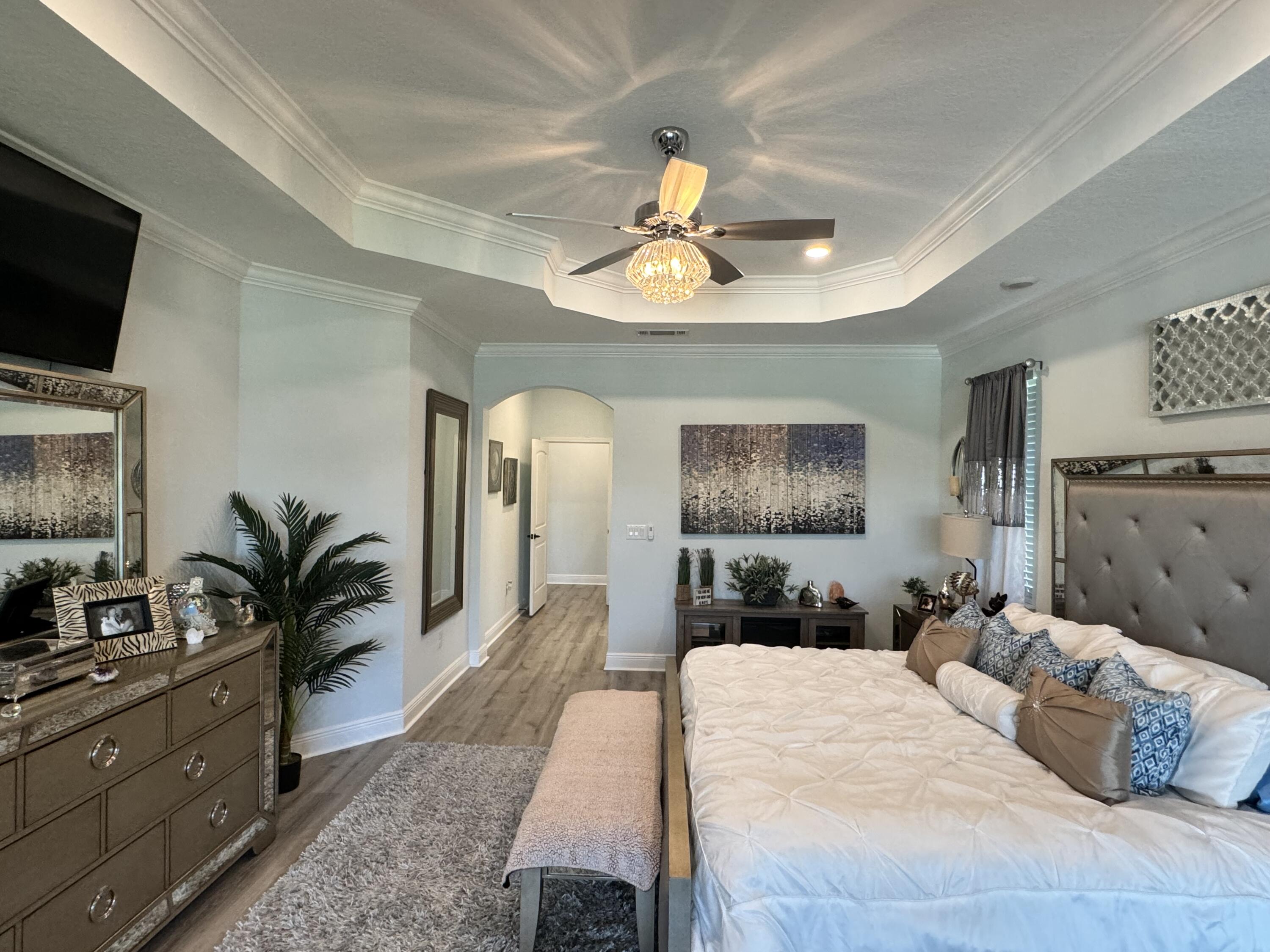 513 W Club House Drive