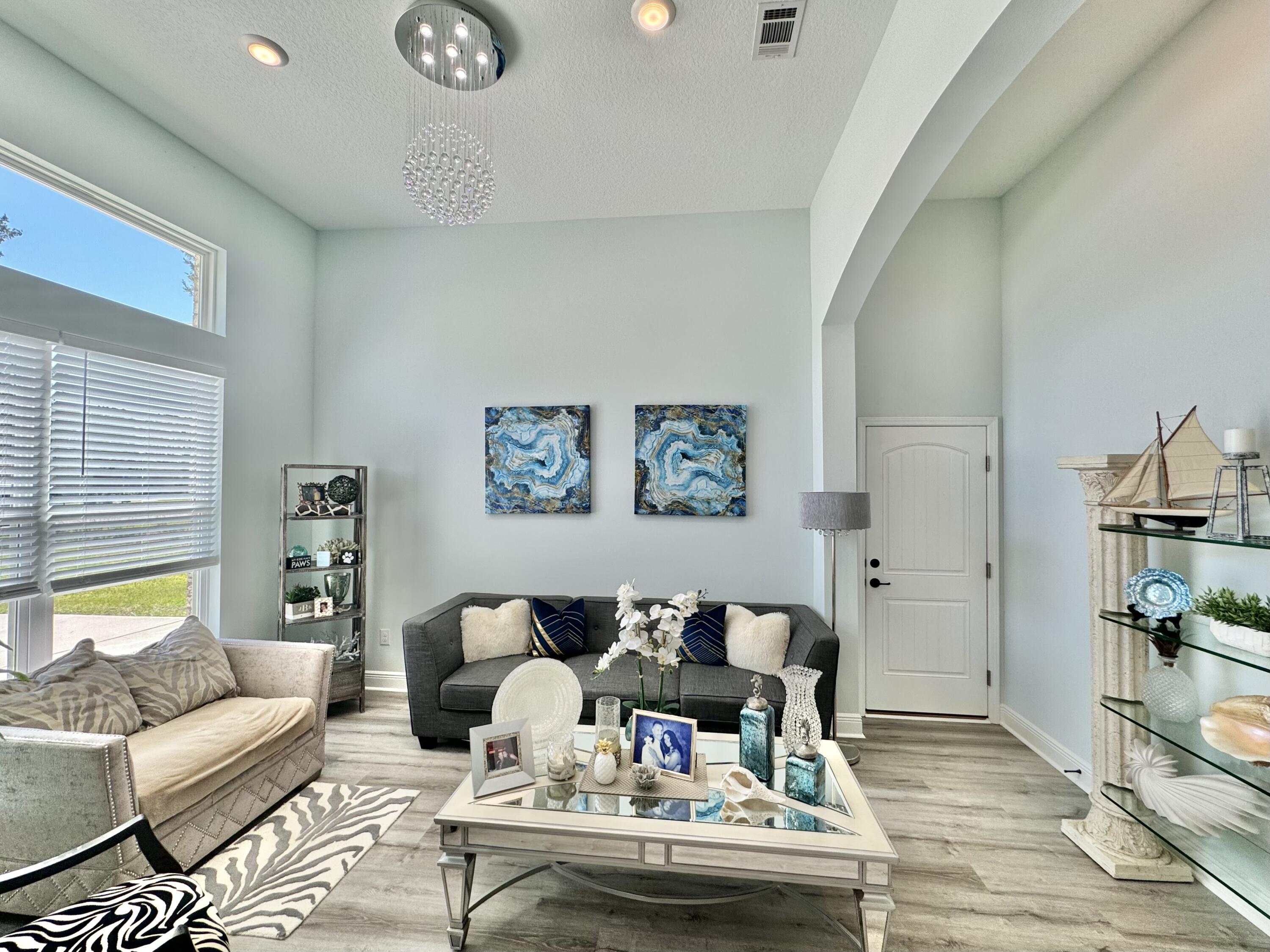 513 W Club House Drive