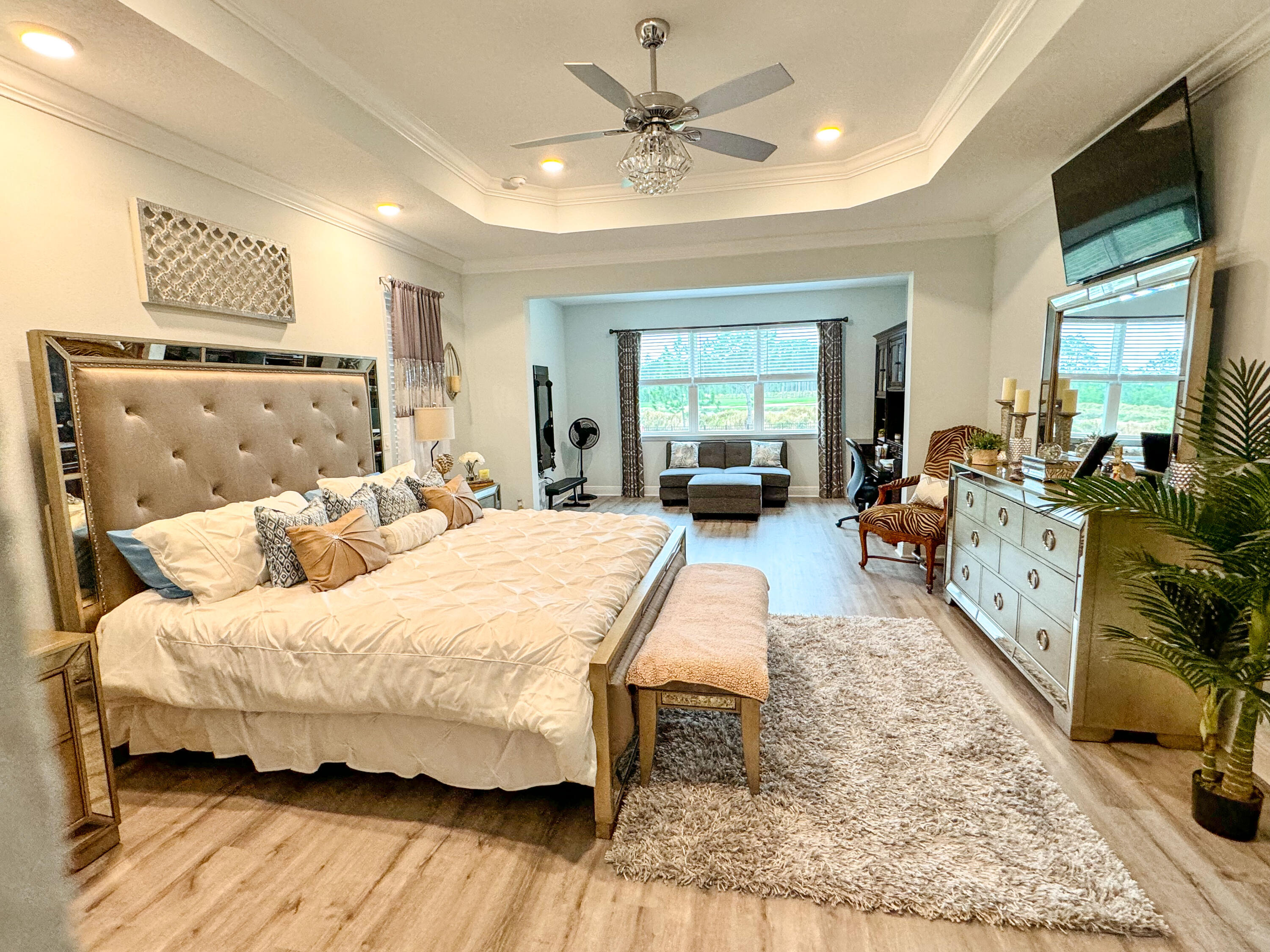 513 W Club House Drive