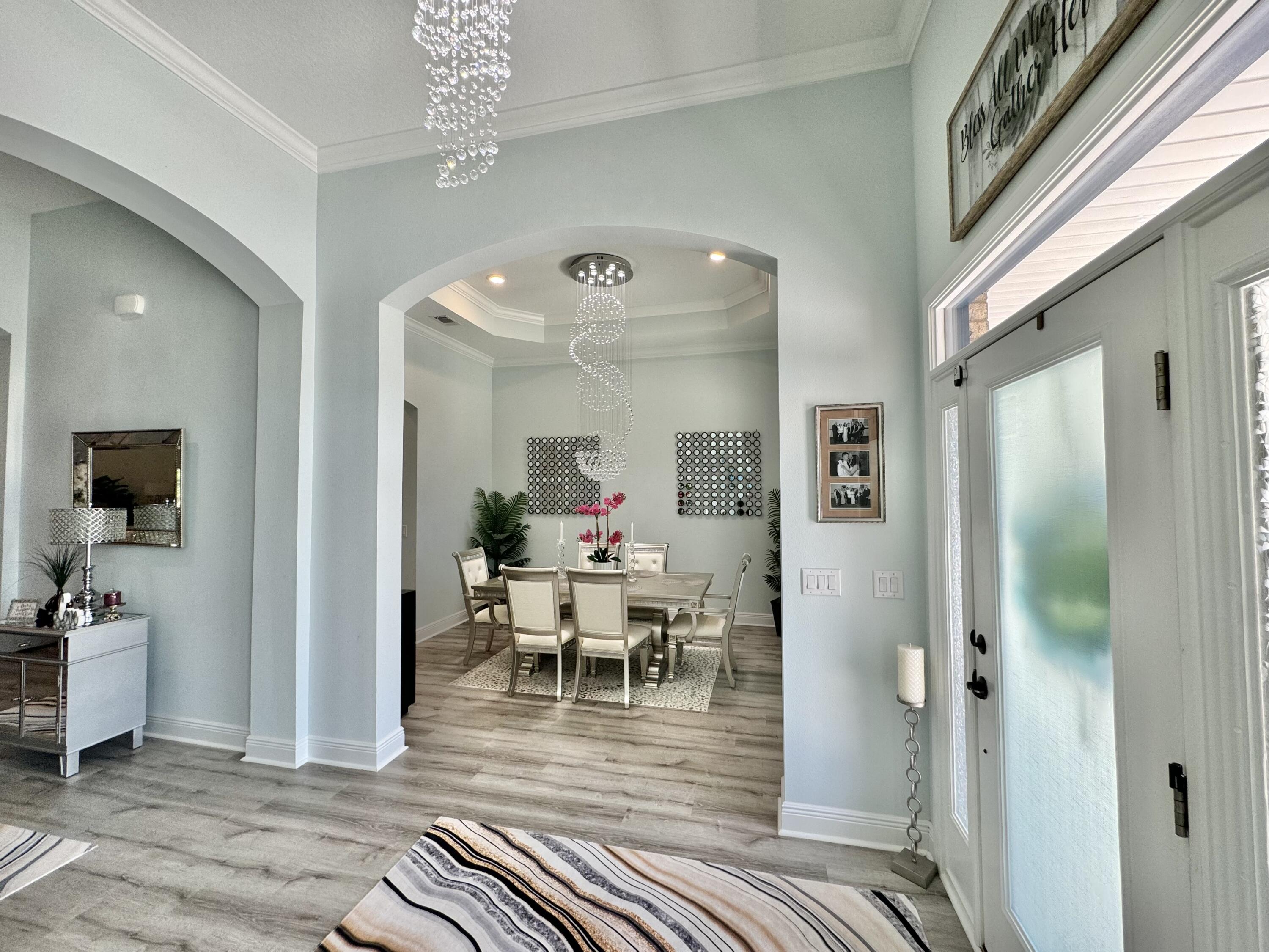 513 W Club House Drive