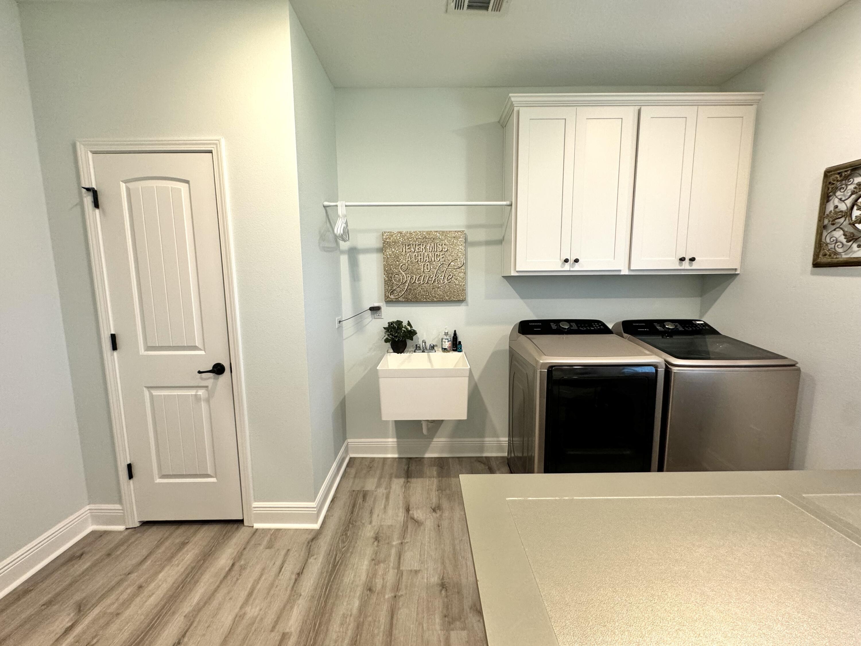 513 W Club House Drive