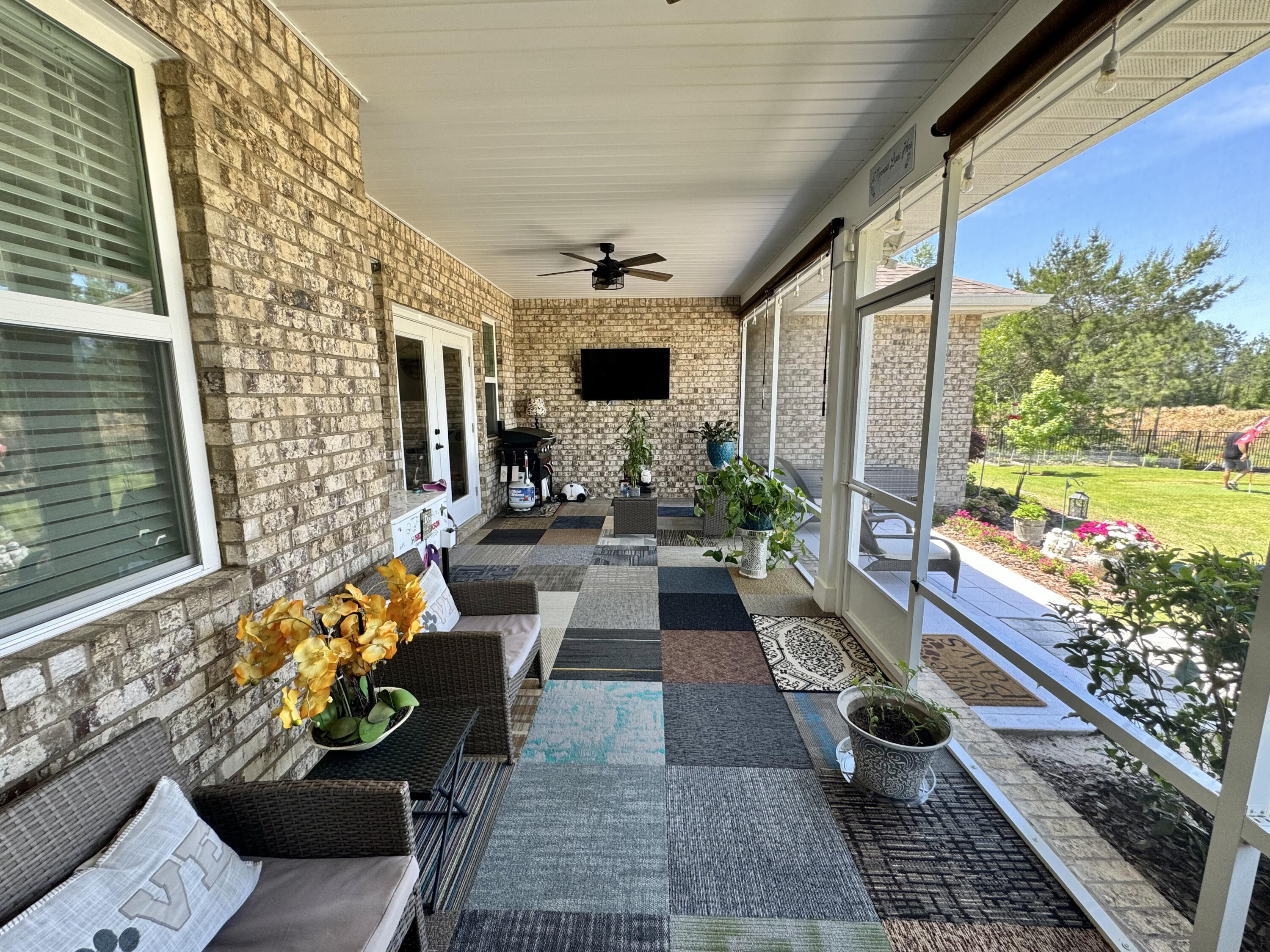 513 W Club House Drive
