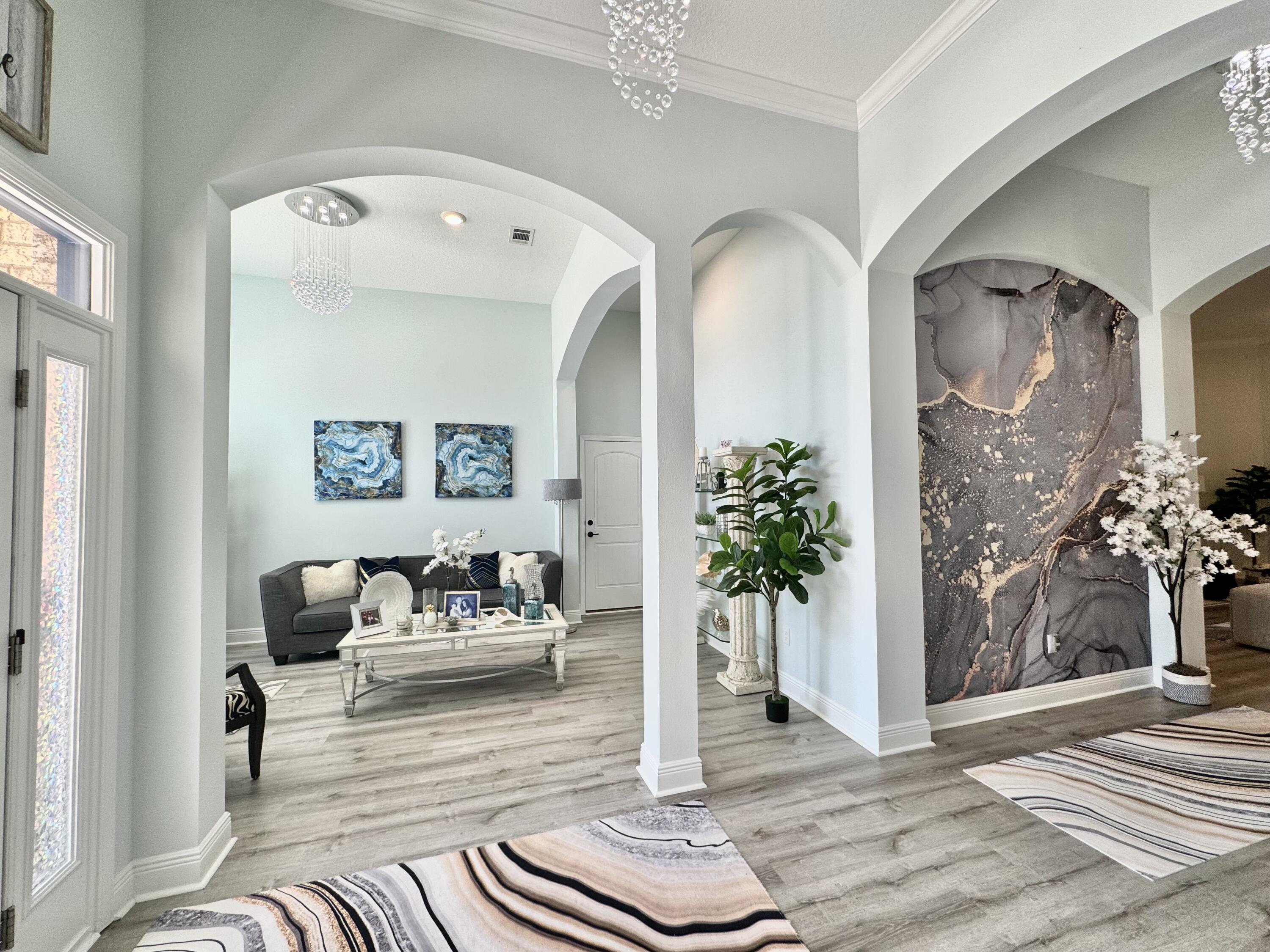 513 W Club House Drive