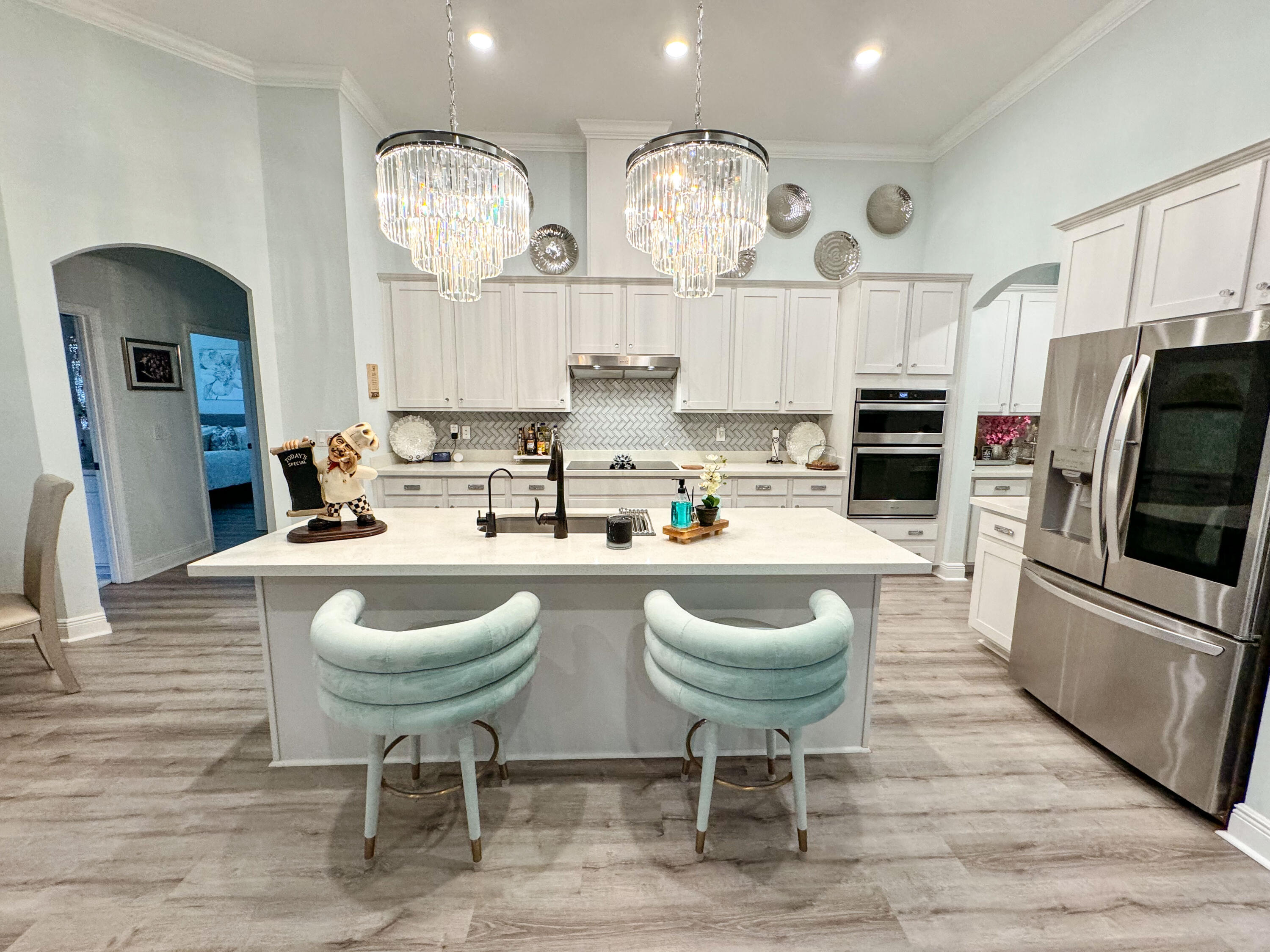 513 W Club House Drive