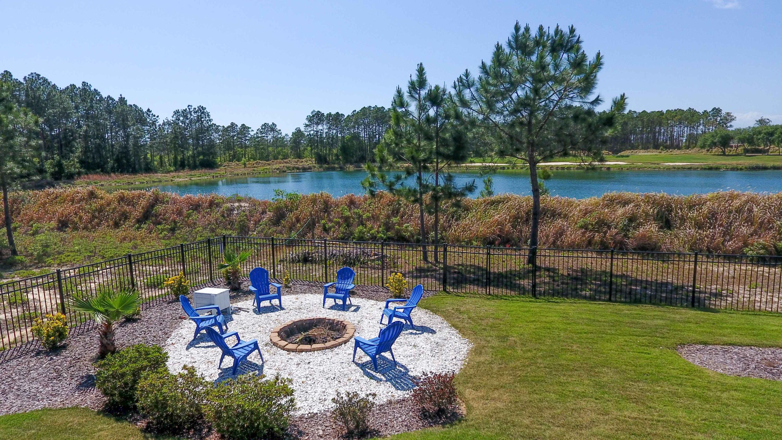 513 W Club House Drive
