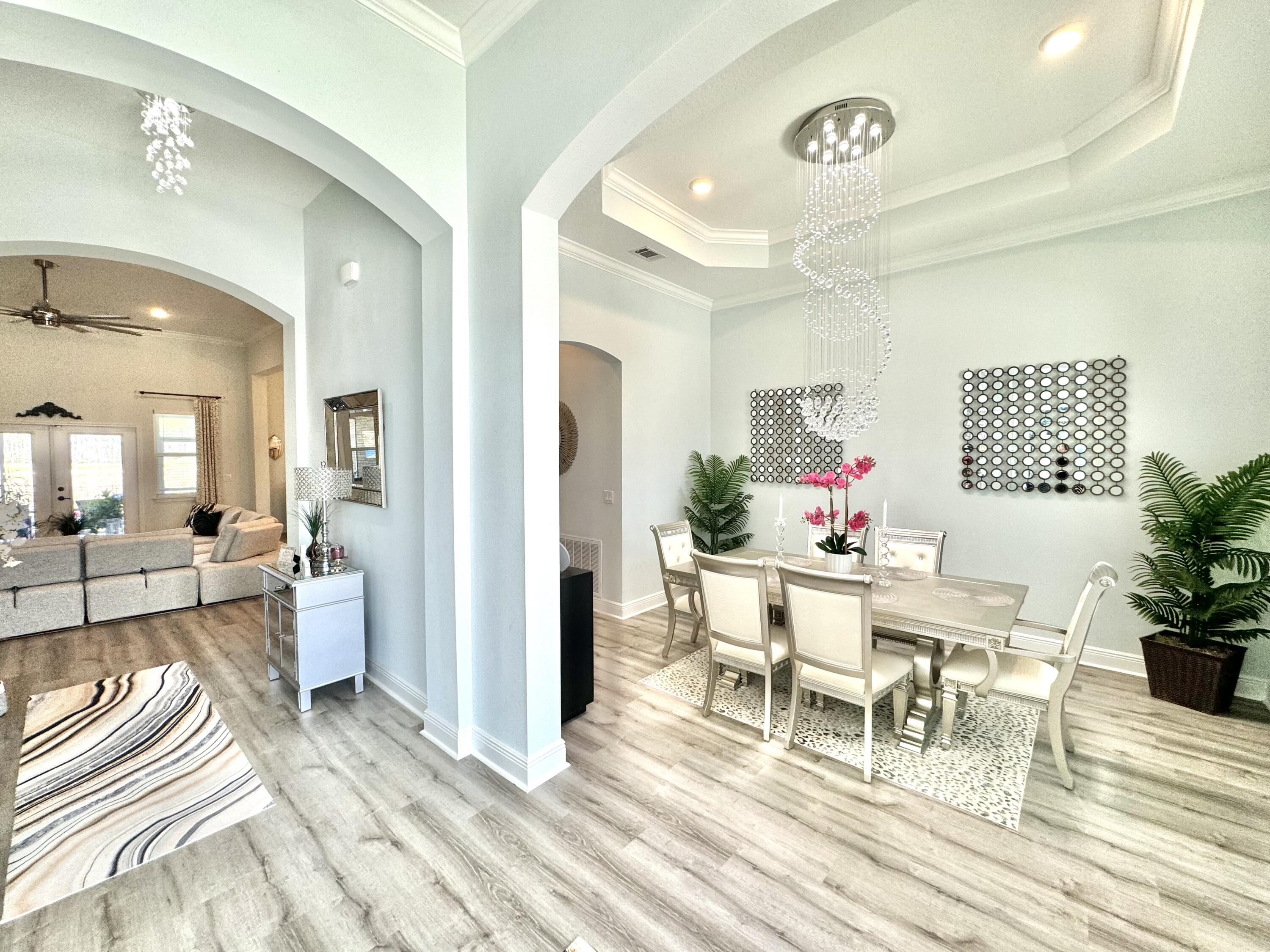 513 W Club House Drive
