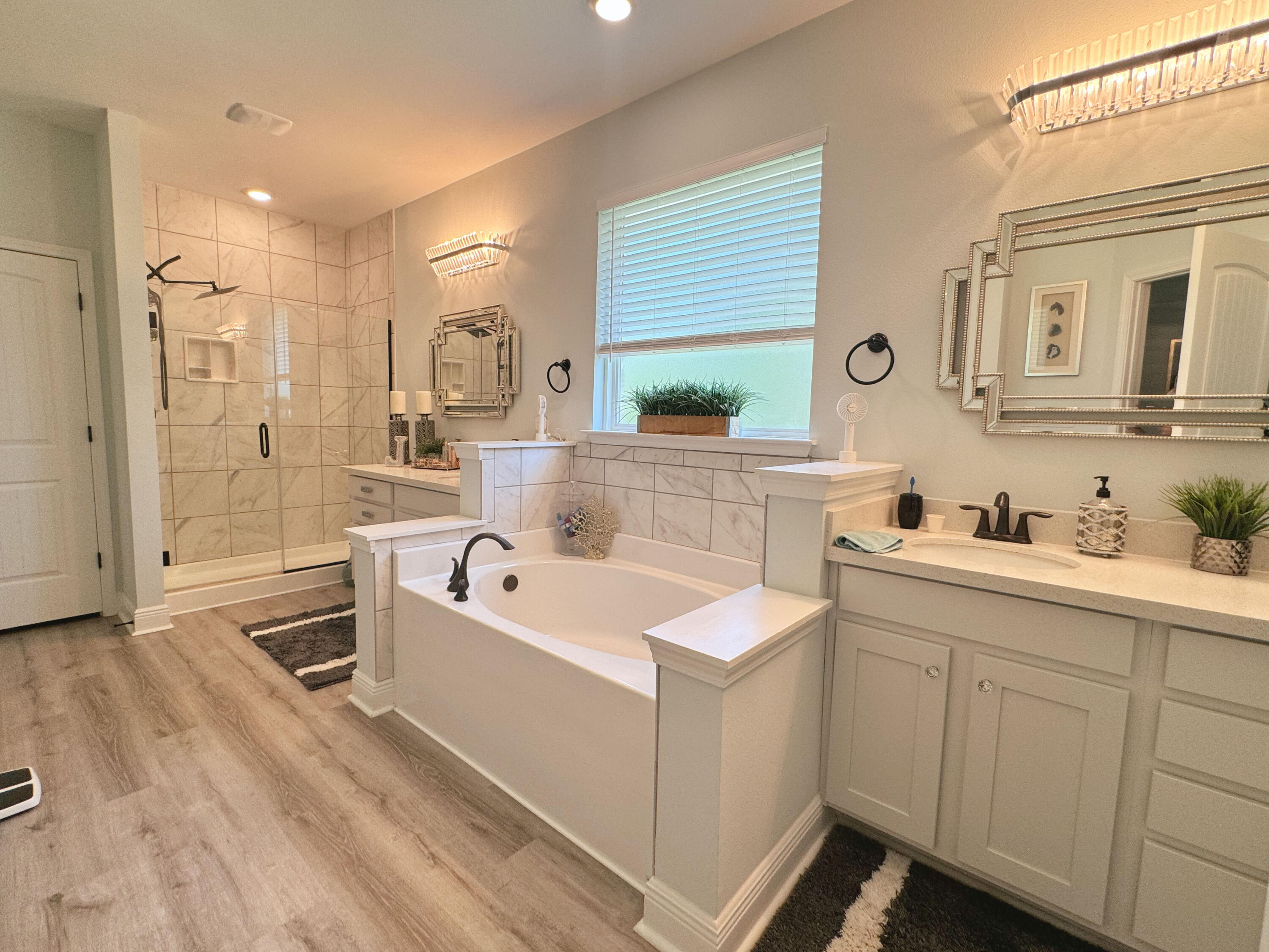 513 W Club House Drive
