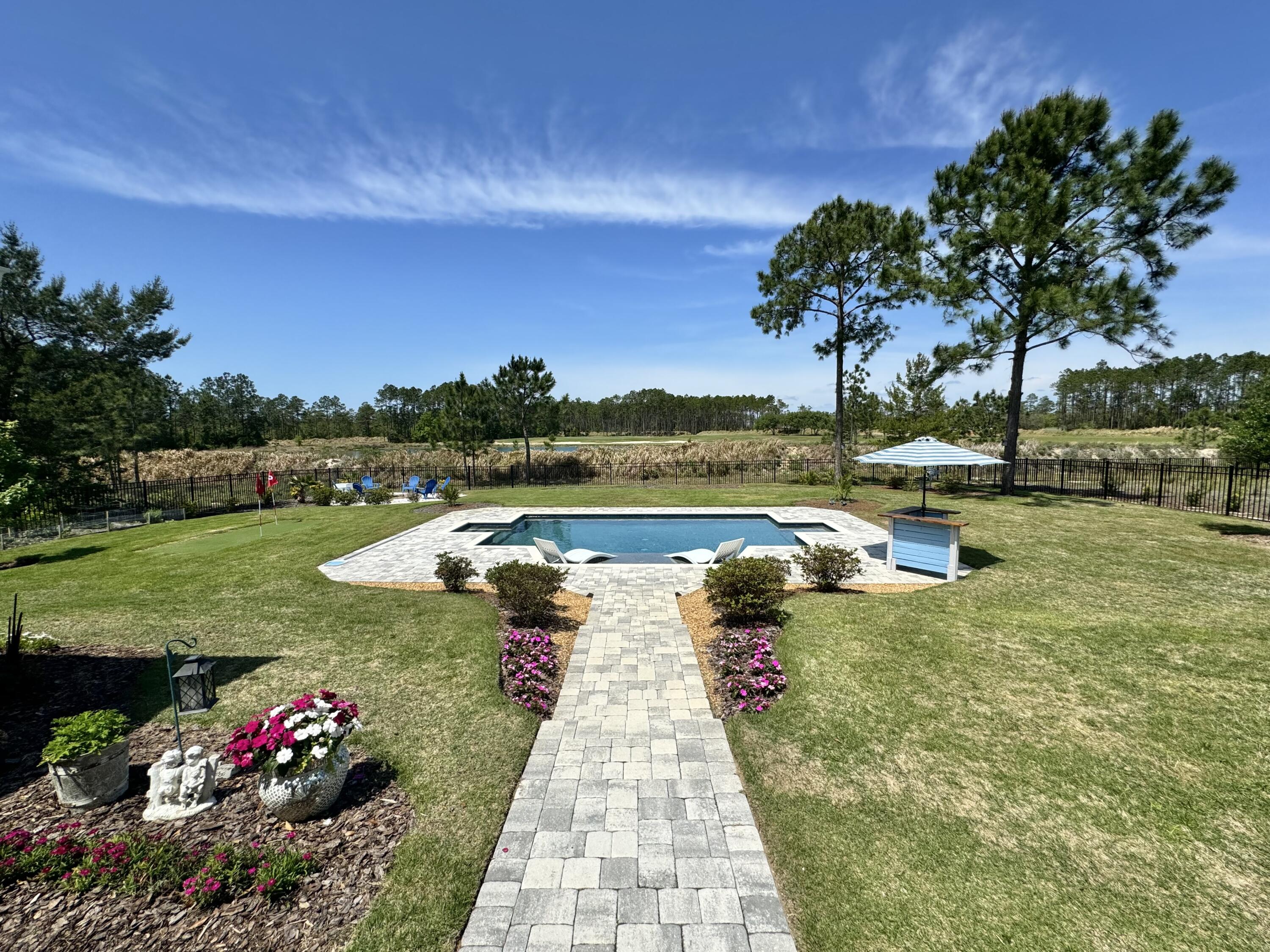 513 W Club House Drive