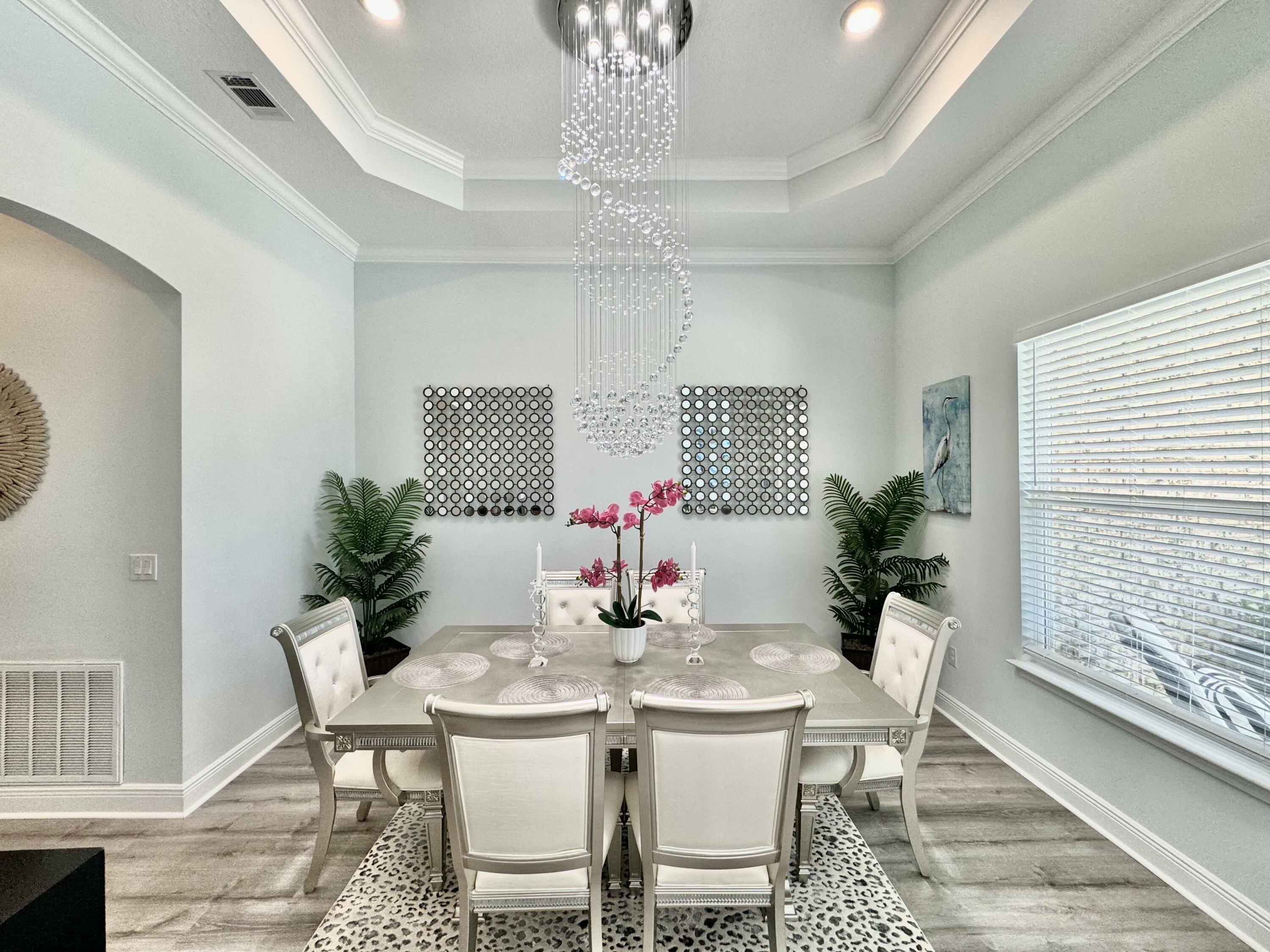 513 W Club House Drive