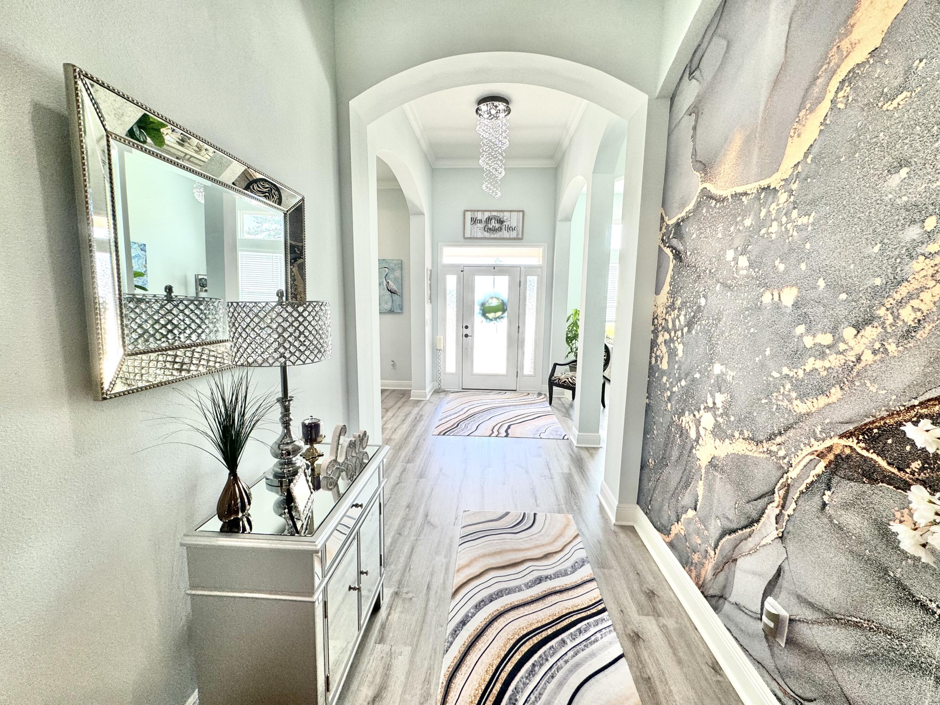 513 W Club House Drive