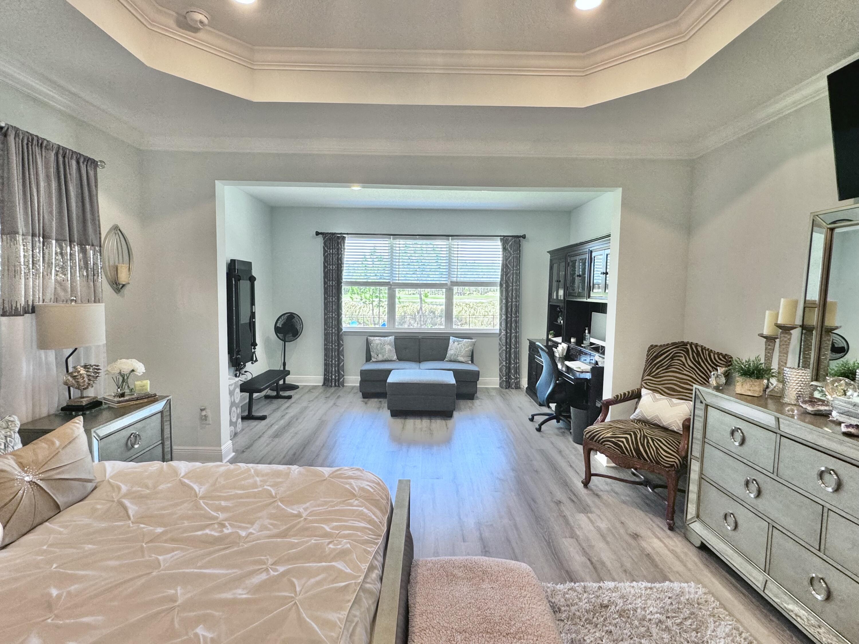 513 W Club House Drive