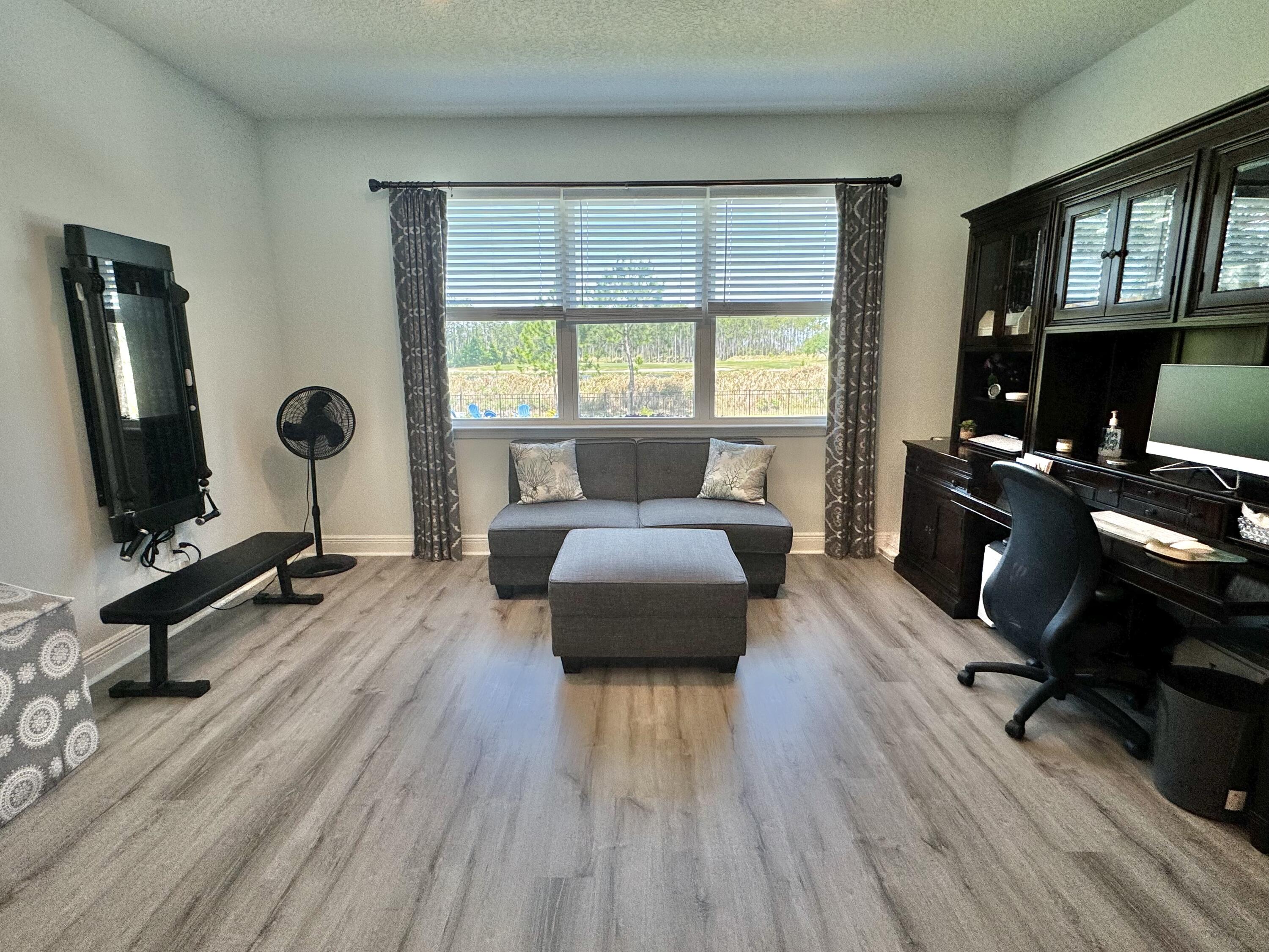 513 W Club House Drive