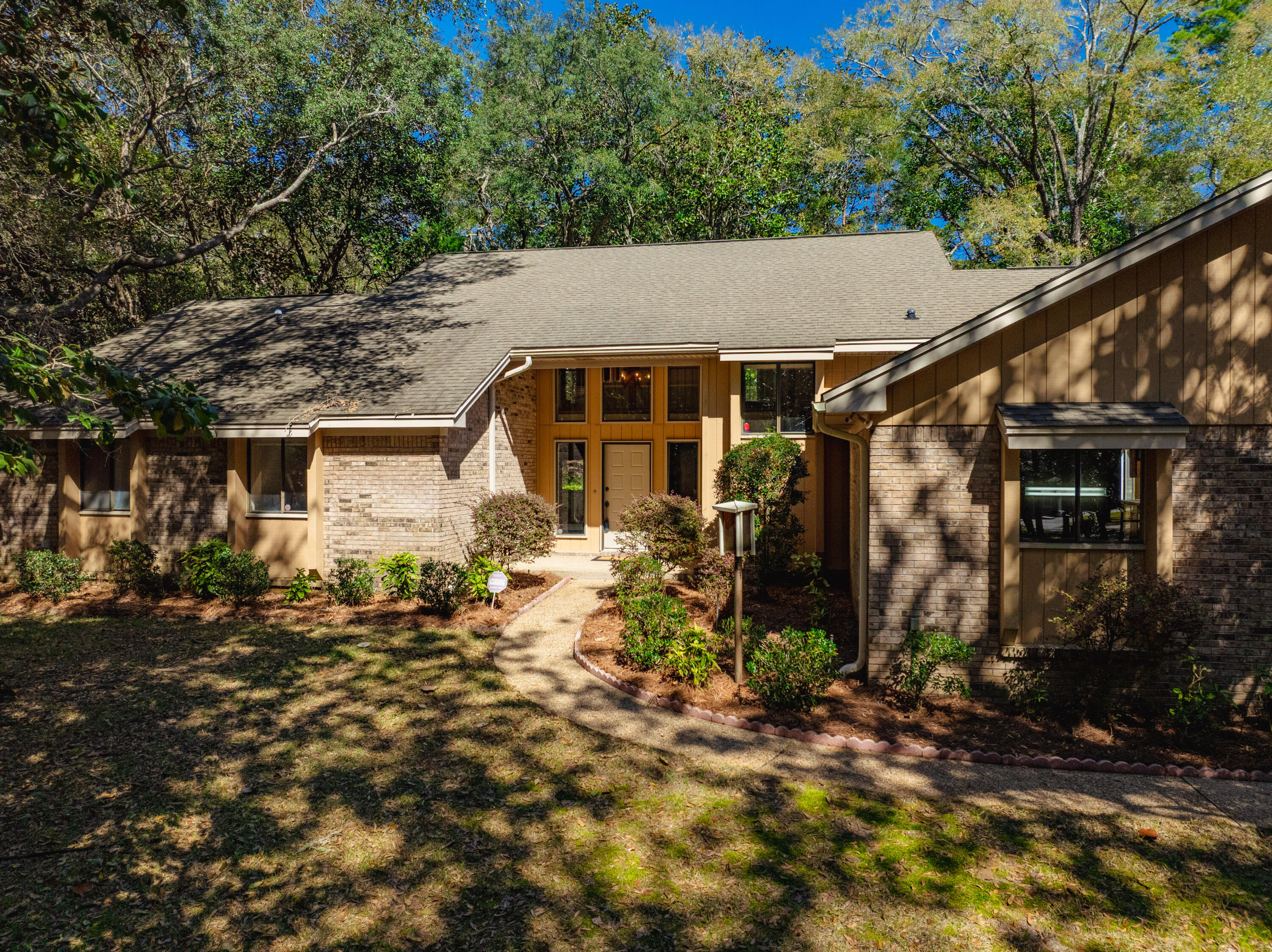 2819 Edgewater Drive