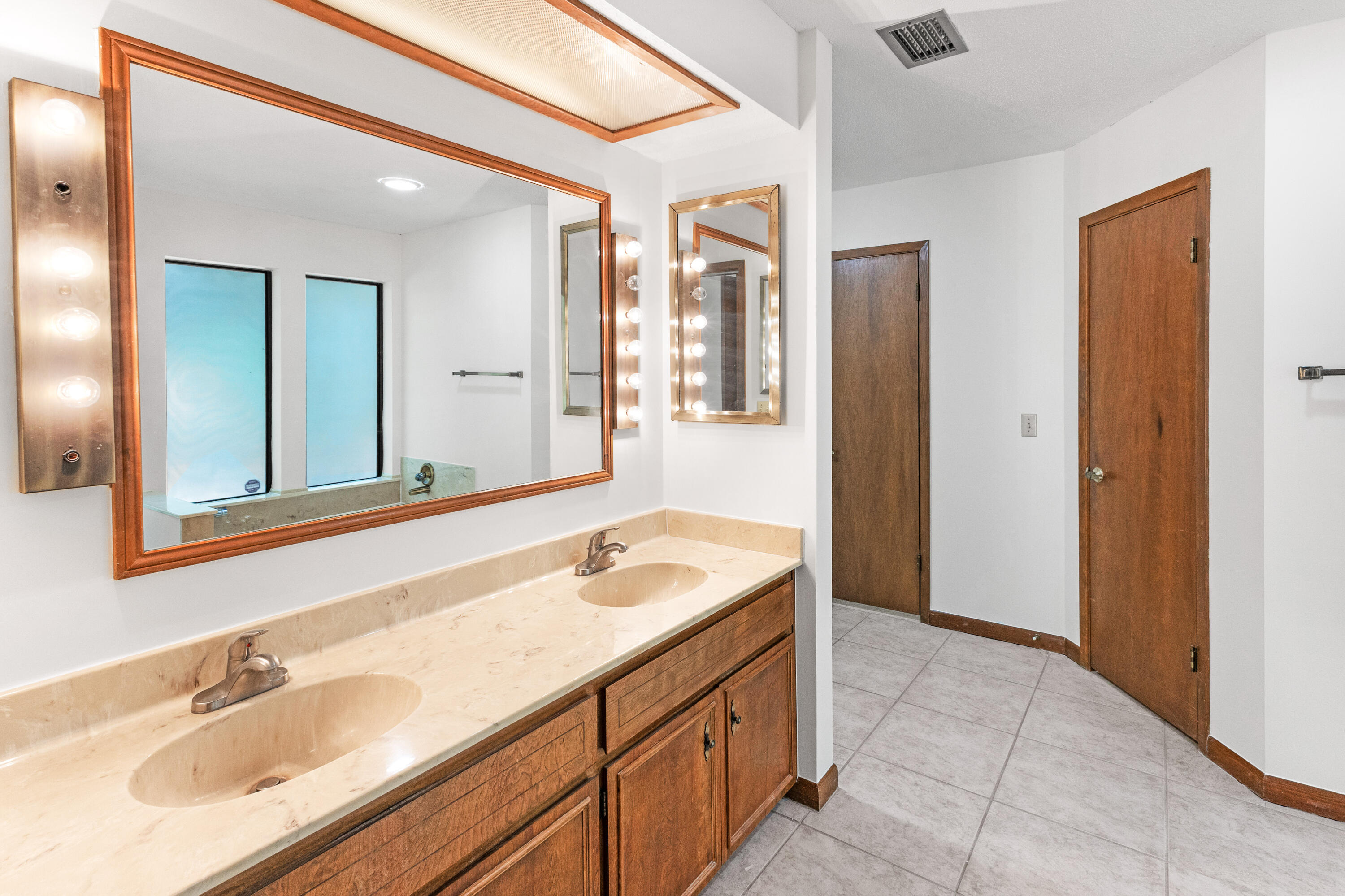 2819 Edgewater Drive