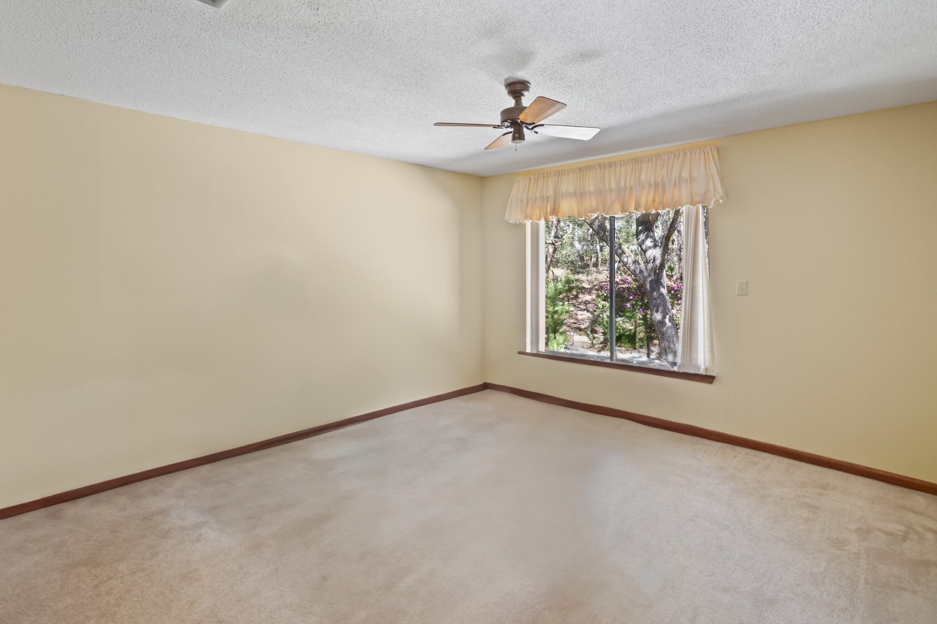 2819 Edgewater Drive