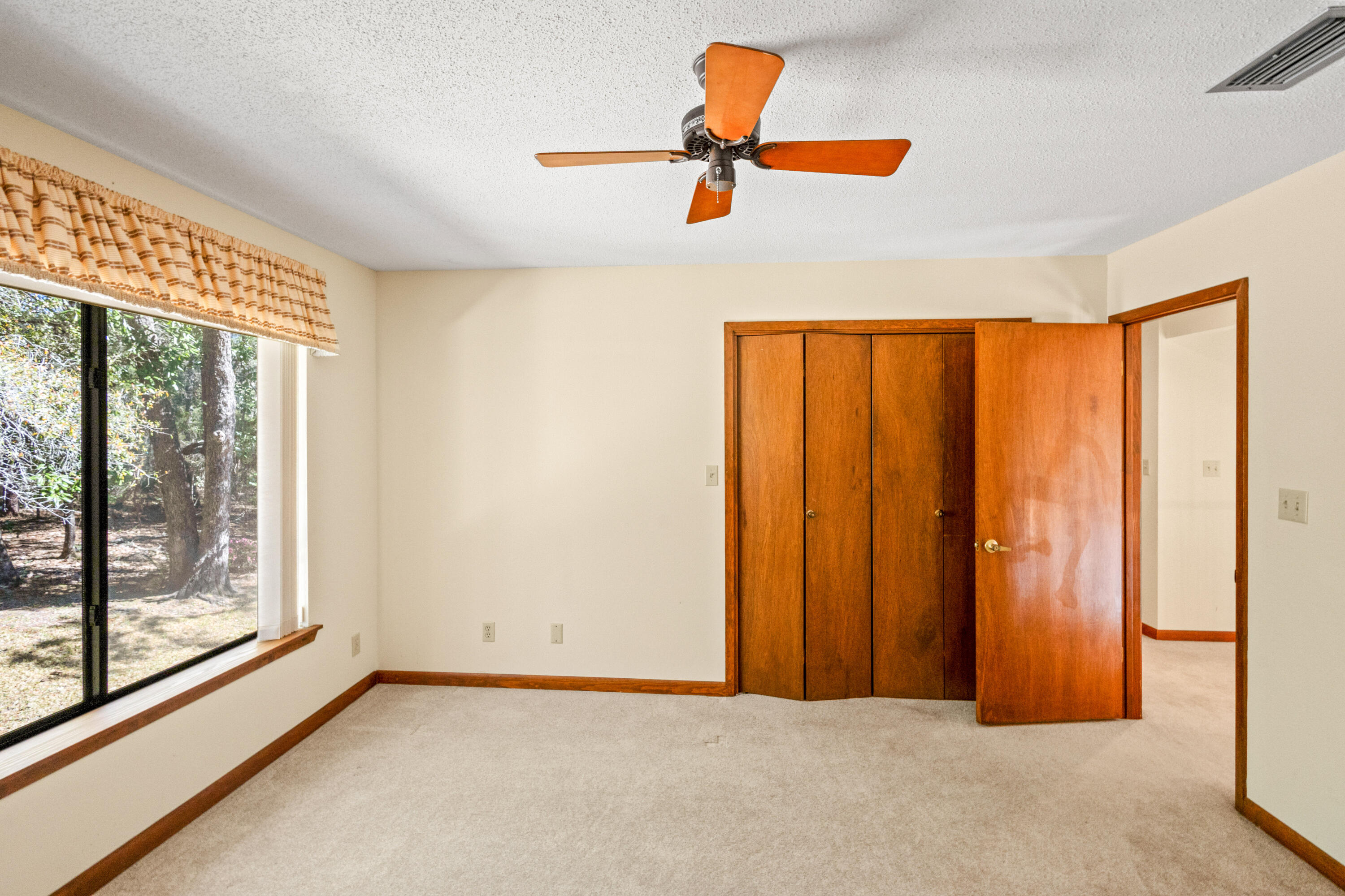 2819 Edgewater Drive