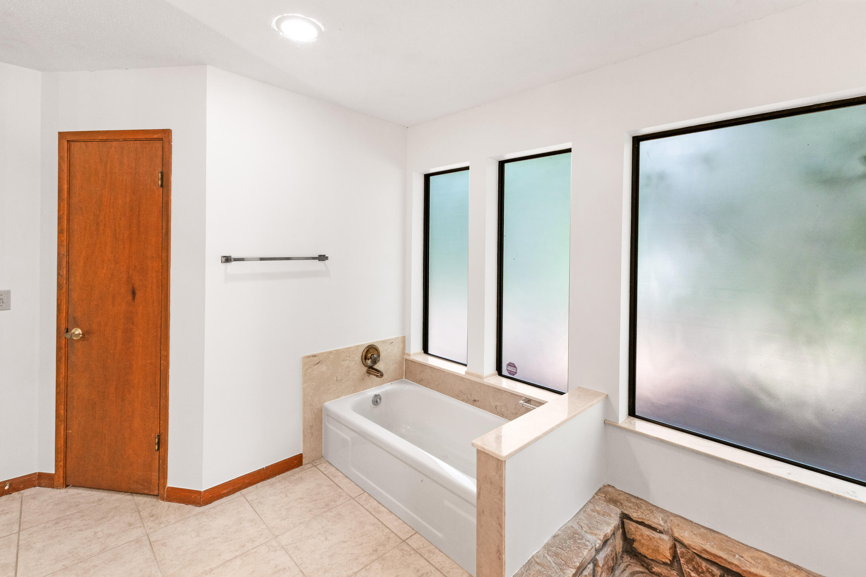 2819 Edgewater Drive