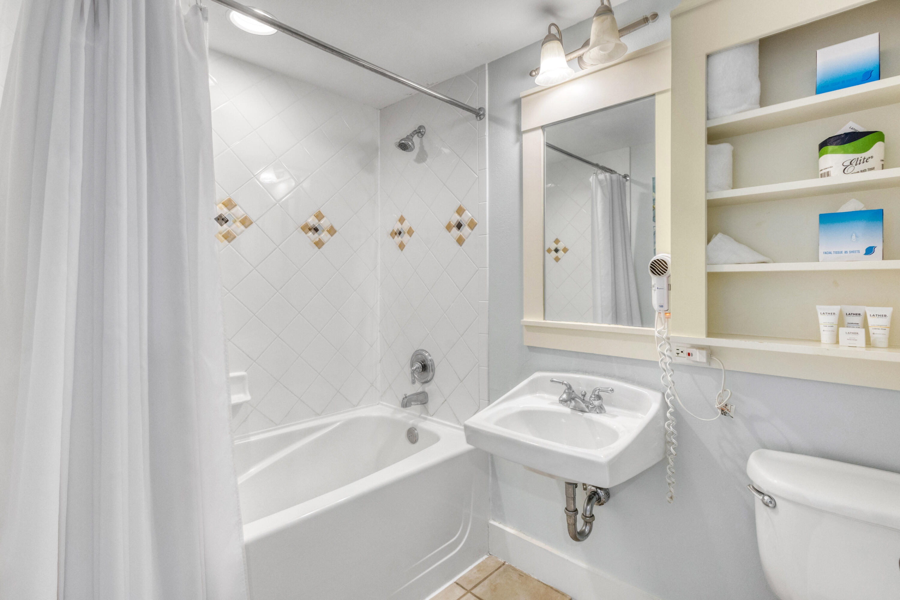9300 Baytowne Wharf Boulevard, 401/403